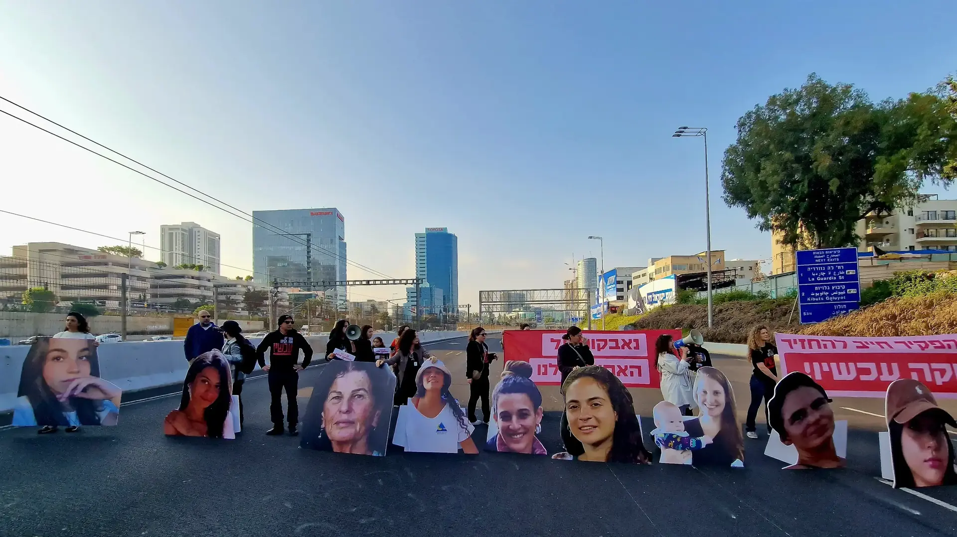 מחאת משפחות החטופים עם מחאת הנשים חוסמות את נתיבי איילון דרום, 14 במרץ 2024 מחאת משפחות החטופים עם מחאת הנשים חוסמות את נתיבי איילון דרום, 14 במרץ 2024