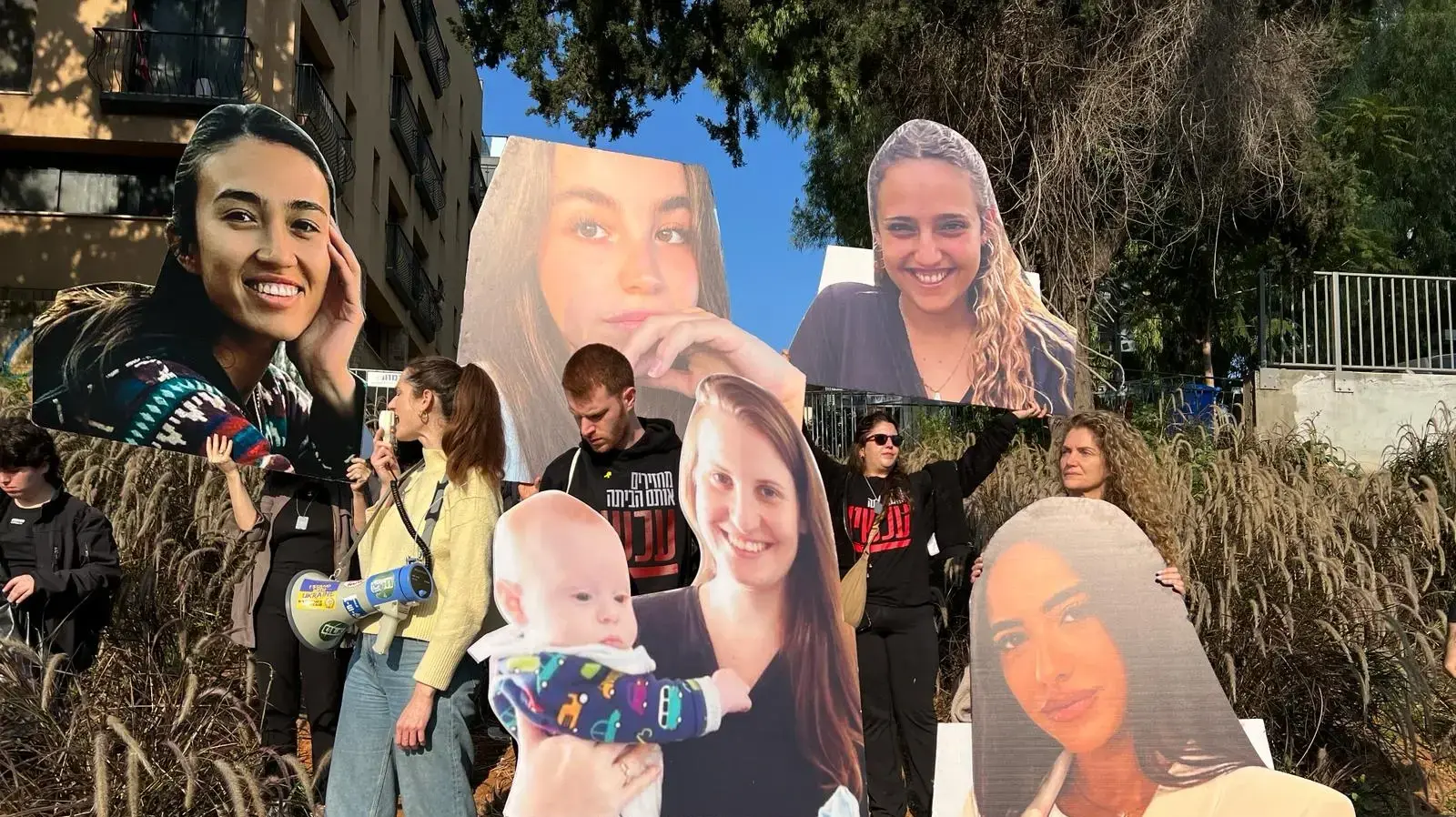 מחאת משפחות החטופים יחד עם מחאת הנשים חוסמות את נתיבי איילון דרום, 14 במרץ 2024 מחאת משפחות החטופים יחד עם מחאת הנשים חוסמות את נתיבי איילון דרום, 14 במרץ 2024