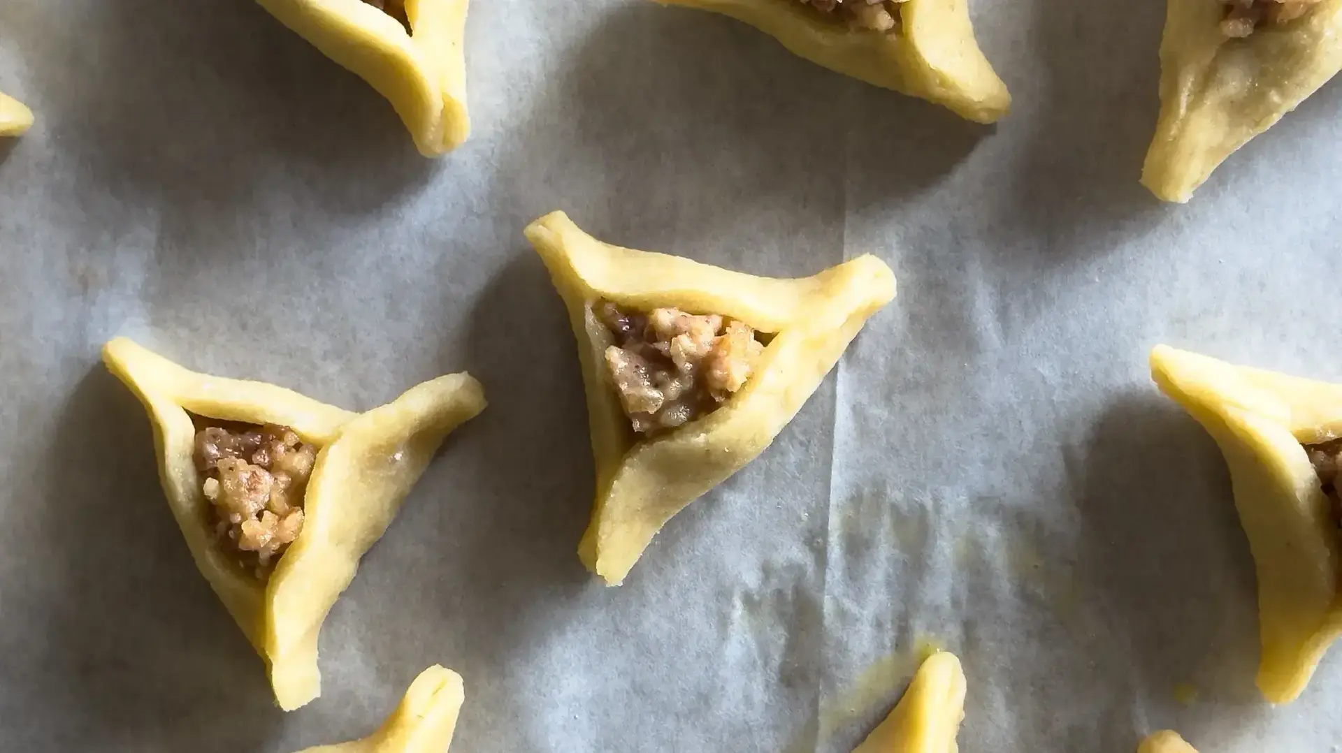 אוזני המן במילוי אגוזים טרם אפייתם אוזני המן במילוי אגוזים טרם אפייתם