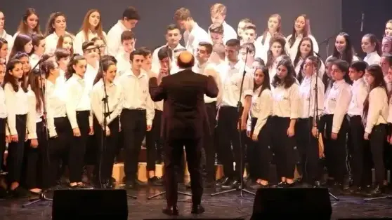 מתוך המופע בתיכון בהשתתפות אגם ברגר ולימאי חזות מתוך המופע בתיכון בהשתתפות אגם ברגר ולימאי חזות