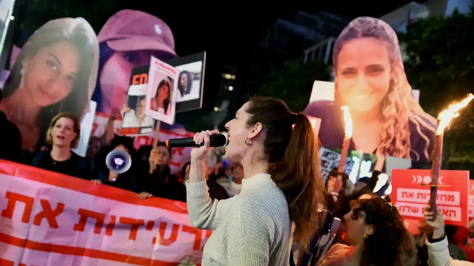 מפגינה במחאת הנשים למען שחרור החטופים בתל אביב מפגינה במחאת הנשים למען שחרור החטופים בתל אביב