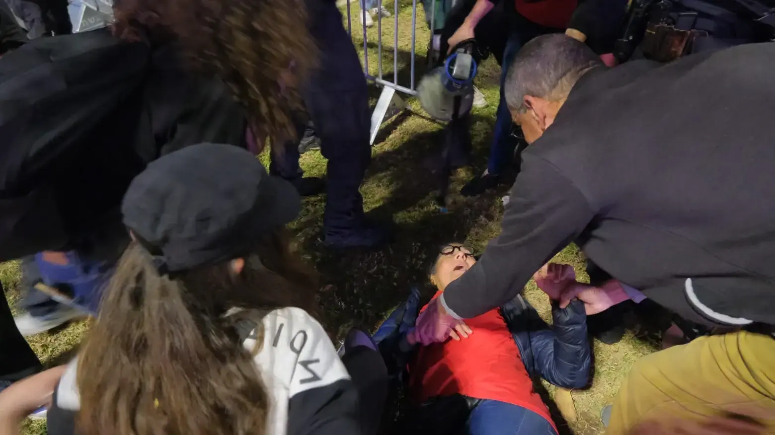 מפגינה נחבלה במהומה שאירעה במחאה למען שחרור החטופים מפגינה נחבלה במהומה שאירעה במחאה למען שחרור החטופים