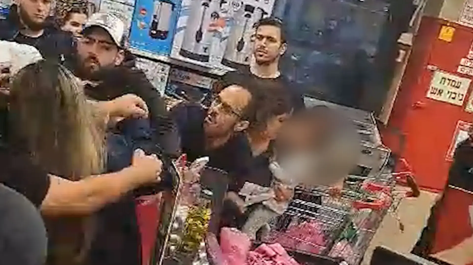 מהומה בסופר בראש העין: הוויכוח בין הלקוחה לעובדות שהסלים לקטטה אלימה