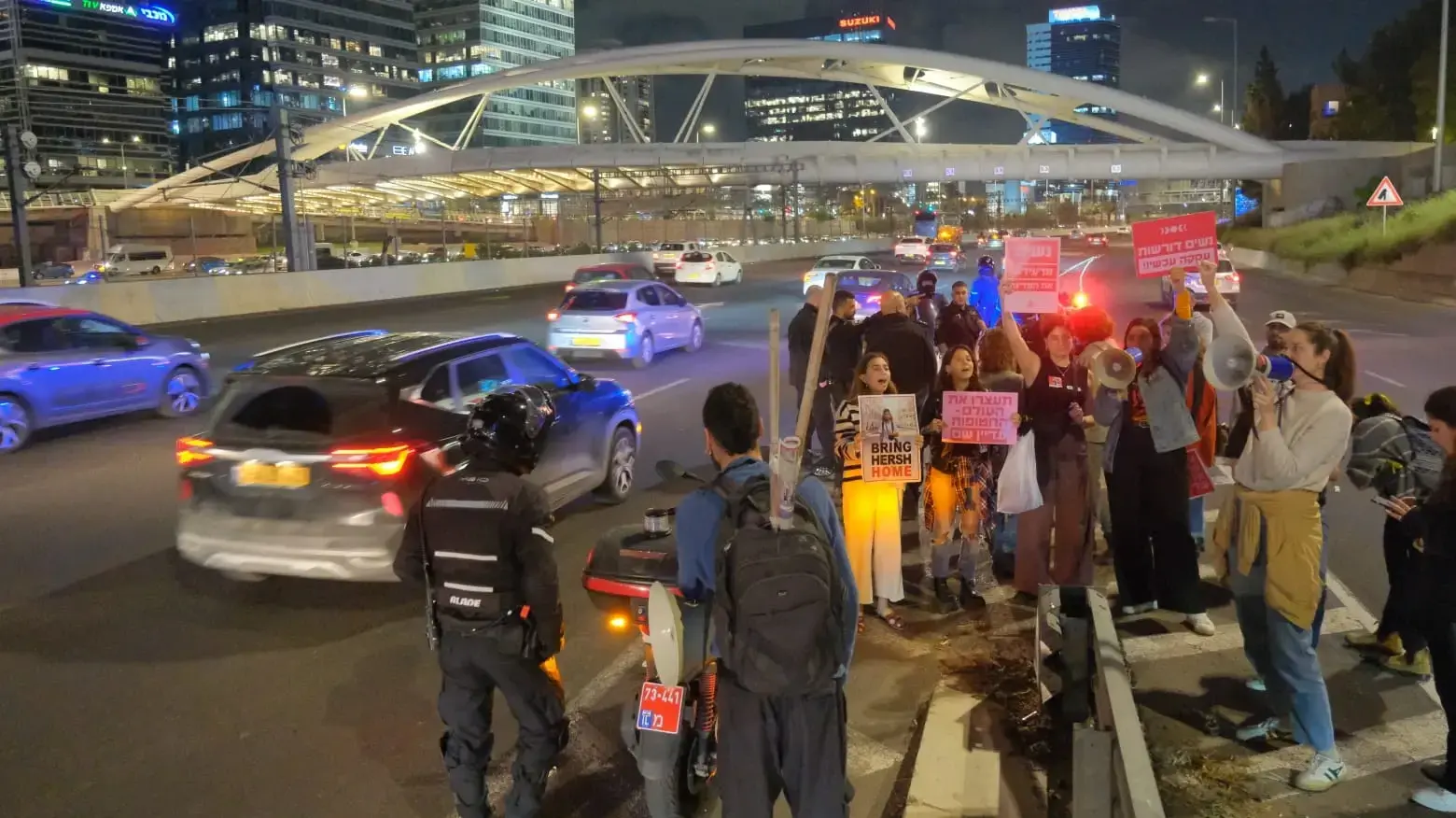 האחיות של הירש החטוף בחסימה באילון דרום בדרישה להחזרת כל החטופים עכשיו האחיות של הירש החטוף בחסימה באילון דרום בדרישה להחזרת כל החטופים עכשיו