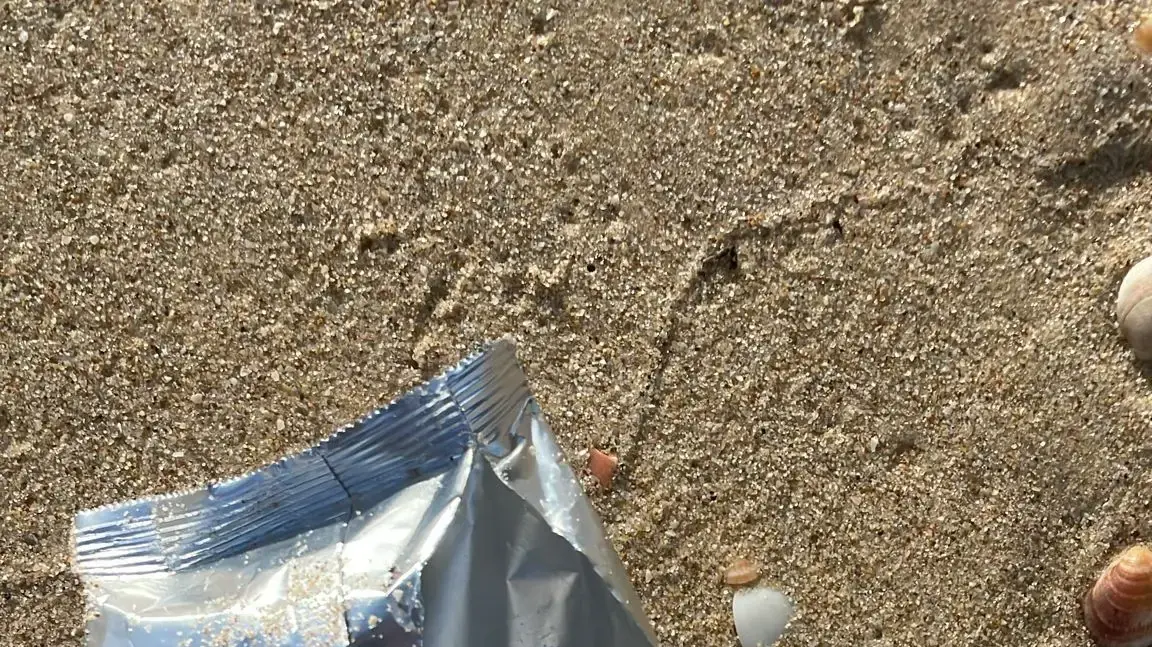 מוצרי מזון שיעודו לעזה ונמצאו בחוף בת-ים מוצרי מזון שיעודו לעזה ונמצאו בחוף בת-ים