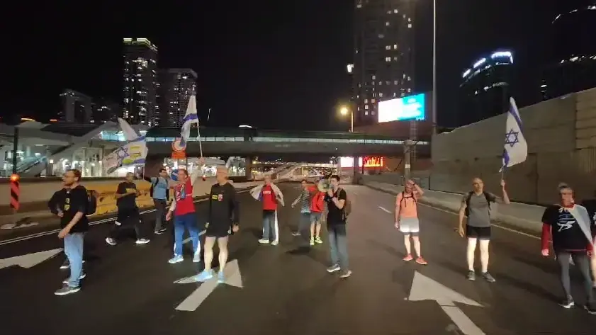 מפגינים חוסמים את איילון, 16 במרץ 2024 מפגינים חוסמים את איילון, 16 במרץ 2024