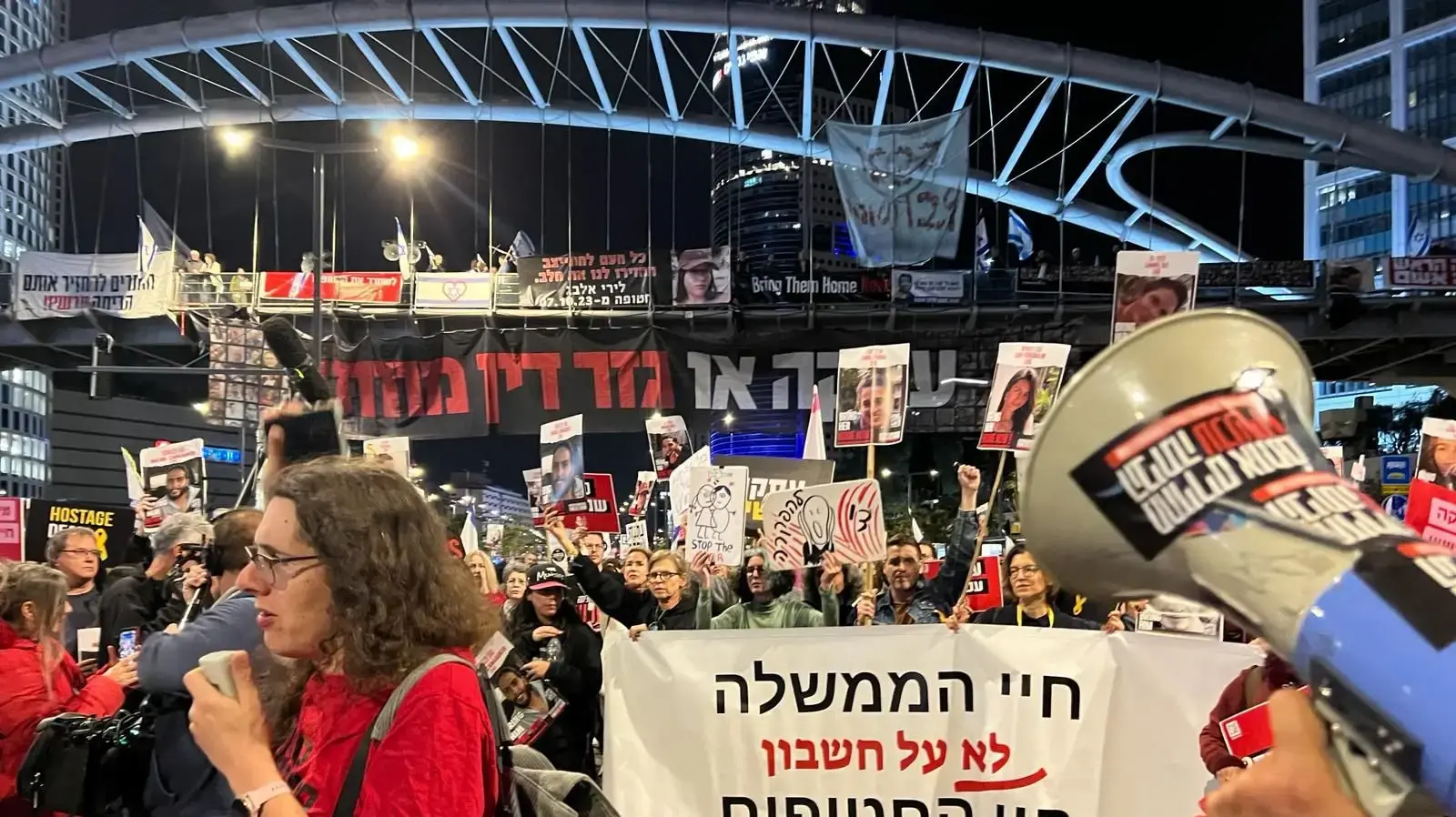 משפחות חטופים ותומכים מפגינים בשער בגין של הקריה, 16 במרץ 2024 משפחות חטופים ותומכים מפגינים בשער בגין של הקריה, 16 במרץ 2024
