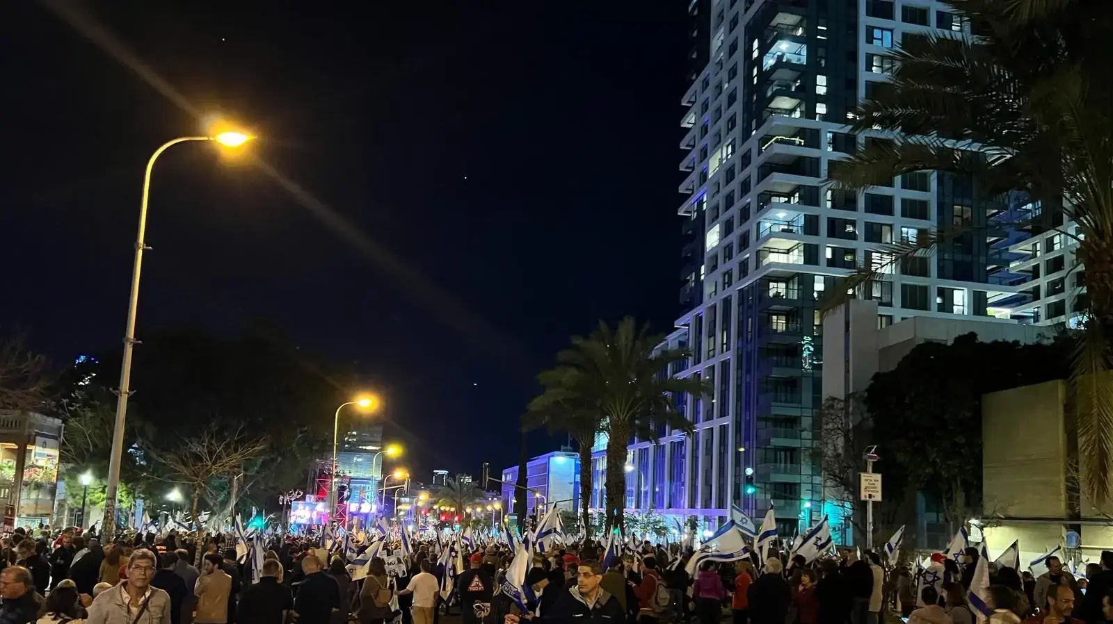 משפחות חטופים ותומכים מפגינים בשער בגין של הקריה, 16 במרץ 2024 משפחות חטופים ותומכים מפגינים בשער בגין של הקריה, 16 במרץ 2024