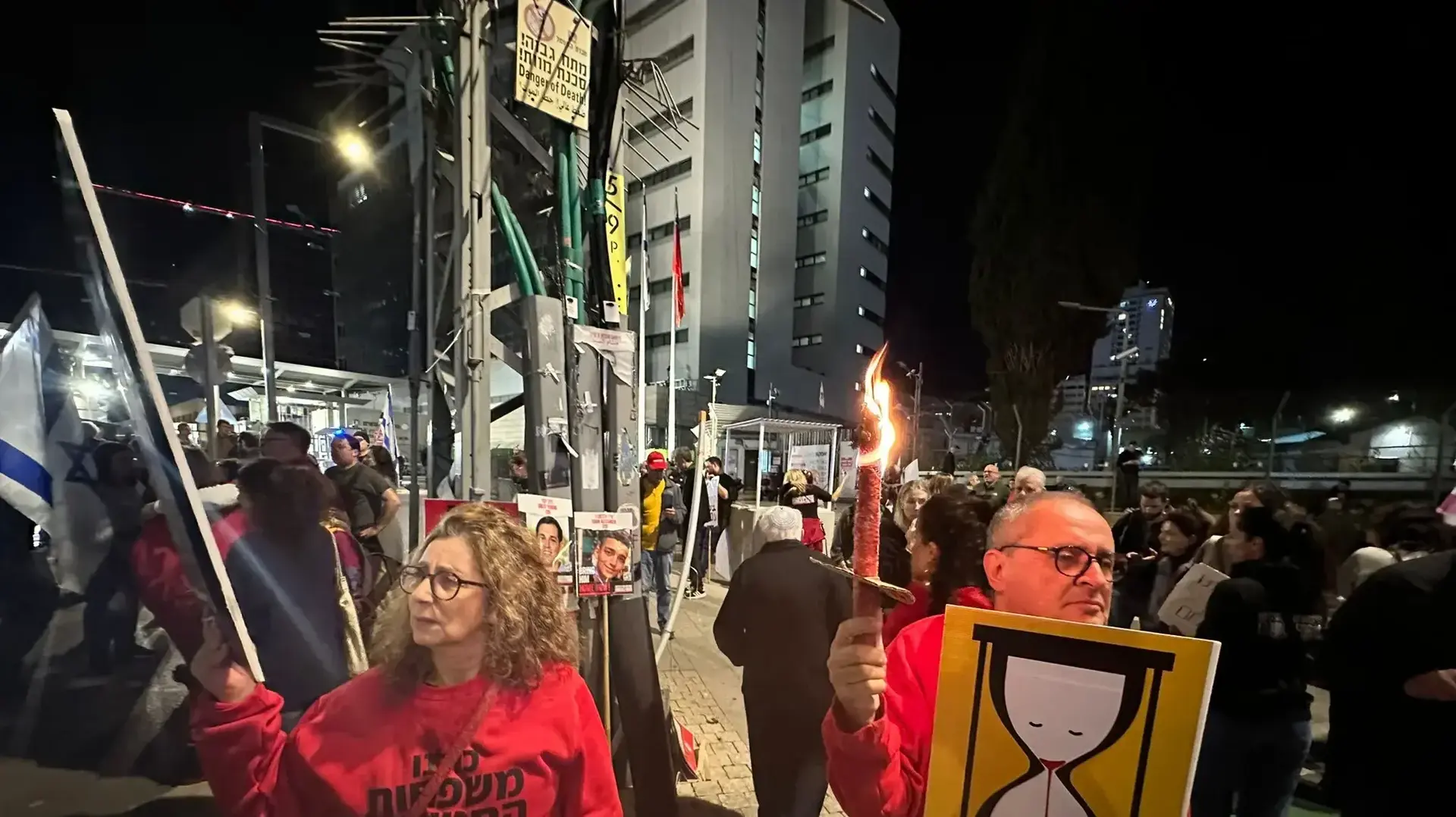 משפחות חטופים ותומכים מפגינים בשער בגין של הקריה, 16 במרץ 2024 משפחות חטופים ותומכים מפגינים בשער בגין של הקריה, 16 במרץ 2024