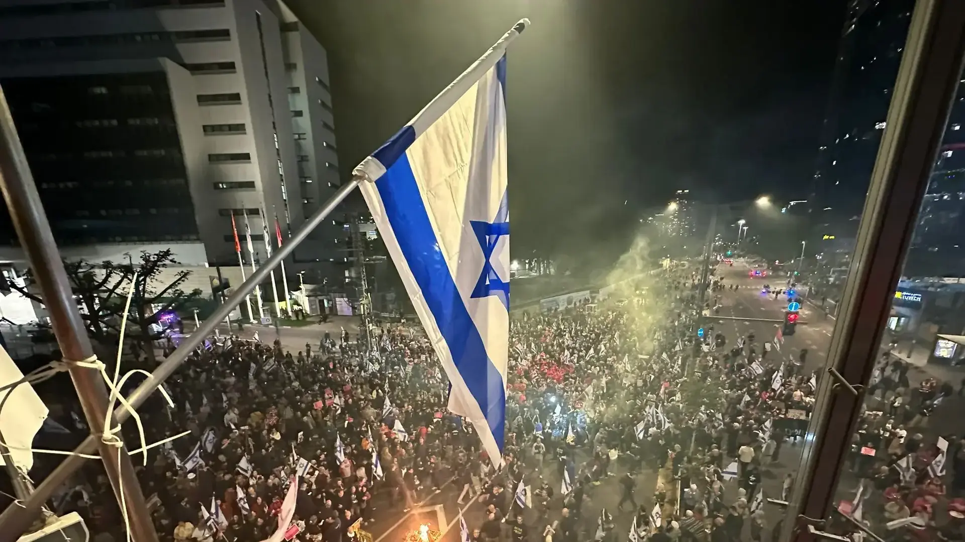 משפחות חטופים ותומכים מפגינים בשער בגין של הקריה, 16 במרץ 2024 משפחות חטופים ותומכים מפגינים בשער בגין של הקריה, 16 במרץ 2024