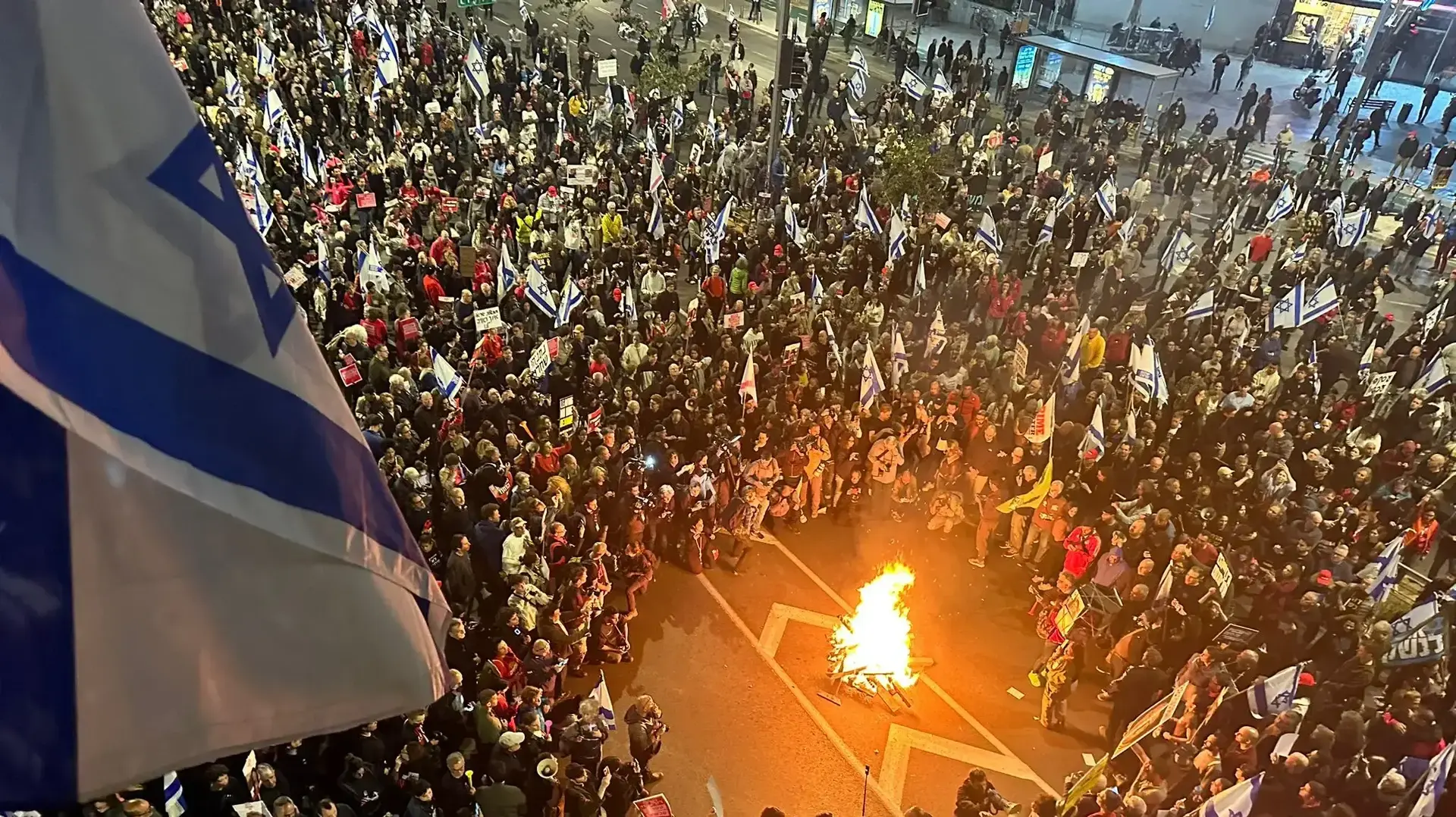 מדורה גדולה על הכביש במהלך ההפגנה בשער בגין של הקריה, 16 במרץ 2024 מדורה גדולה על הכביש במהלך ההפגנה בשער בגין של הקריה, 16 במרץ 2024