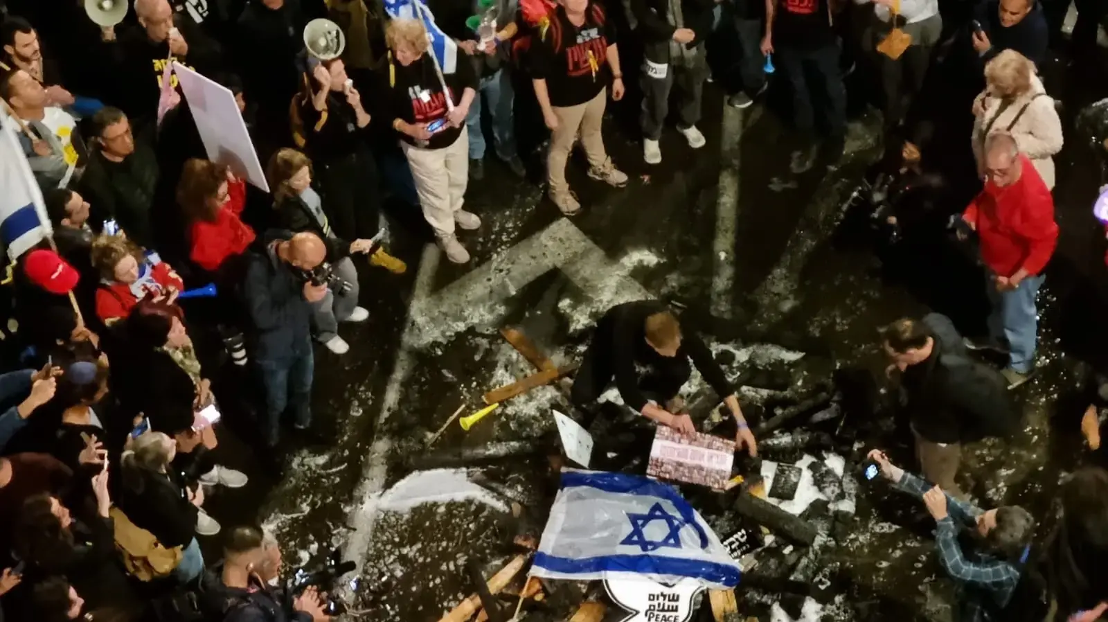 משפחות חטופים ותומכים מפגינים בשער בגין של הקריה, 16 במרץ 2024 משפחות חטופים ותומכים מפגינים בשער בגין של הקריה, 16 במרץ 2024