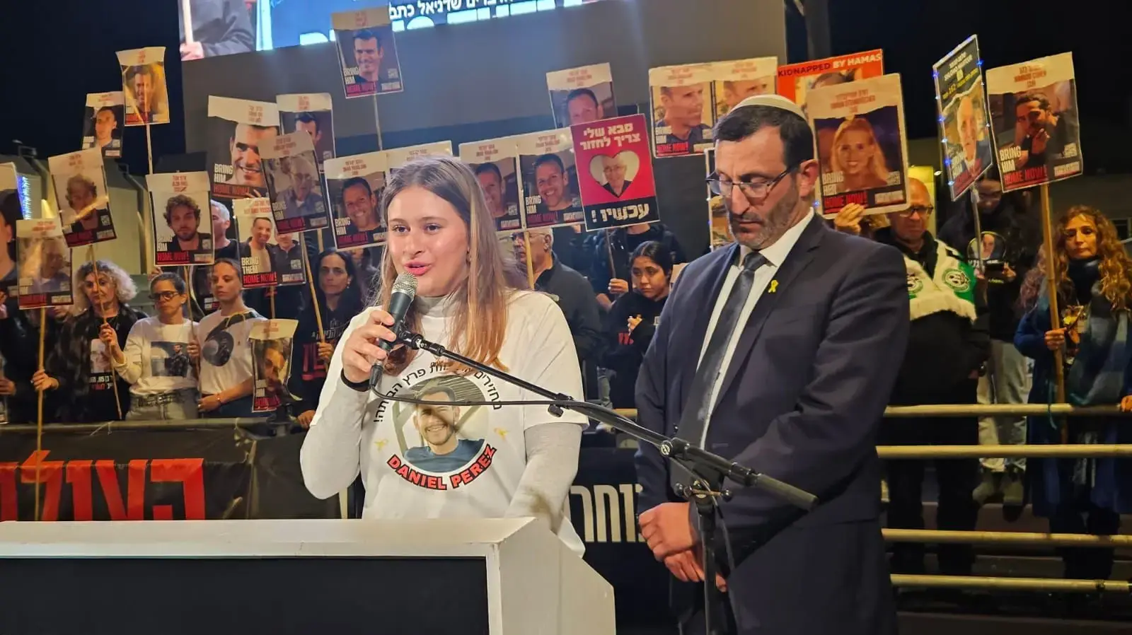 שירה פרץ, אחותו של החטוף דניאל פרץ. מהעצרת למען שחרור החטופים, 16 במרץ 2024