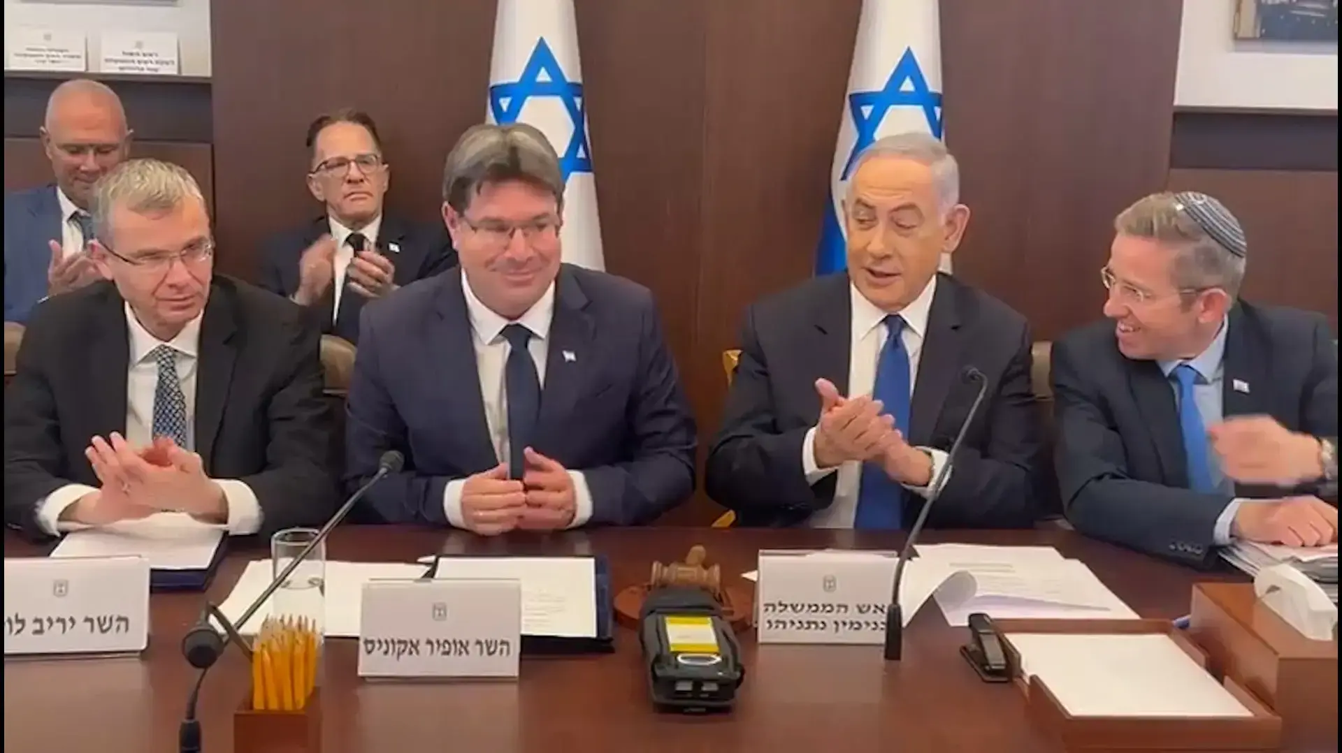 הממשלה אישרה את מינויו של השר אופיר אקוניס לתפקיד קונסול בניו יורק
17.03.24 הממשלה אישרה את מינויו של השר אופיר אקוניס לתפקיד קונסול בניו יורק
17.03.24