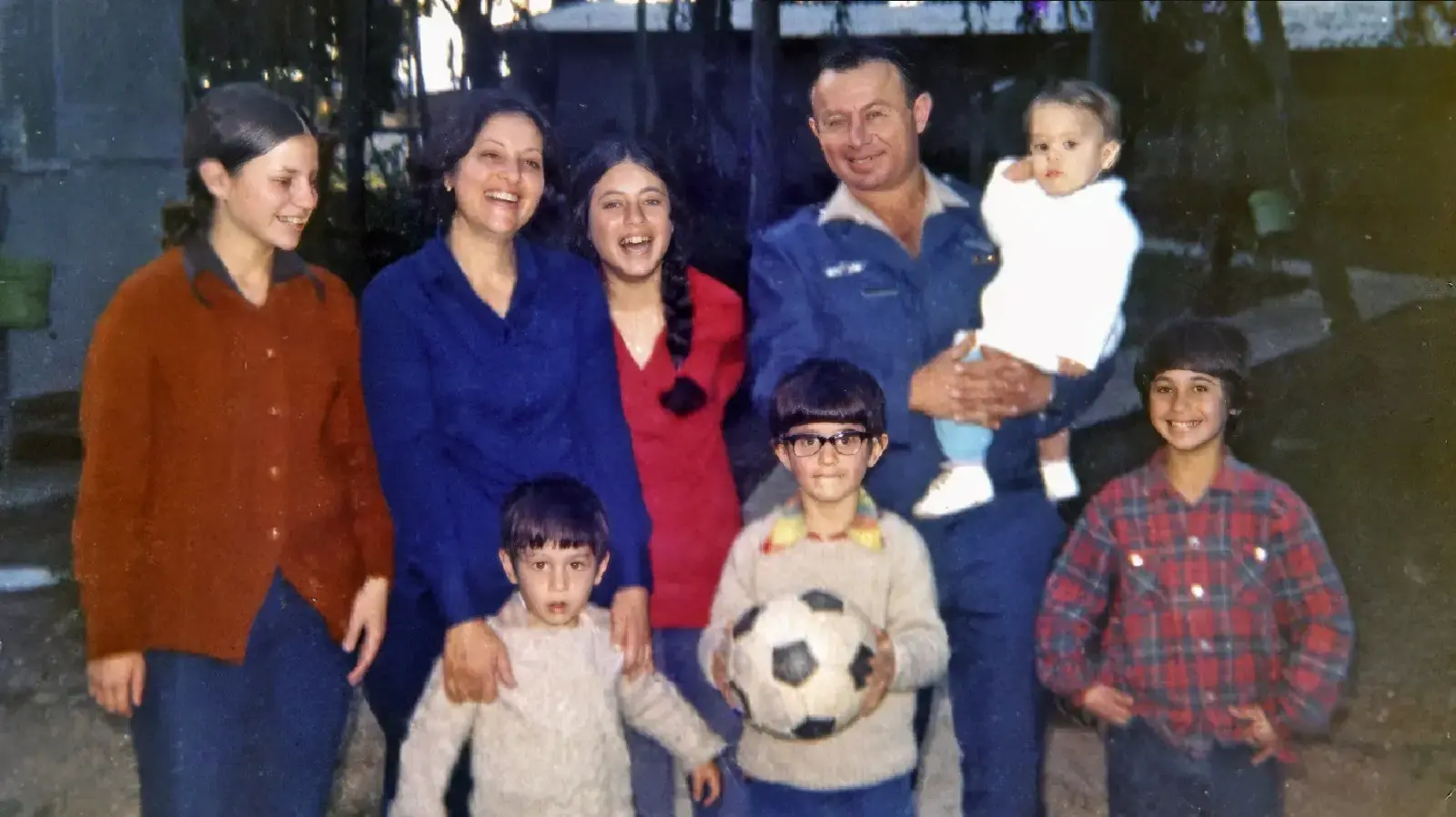 עומדים משמאל - נוית ,טלי אמא- אופיר, זוריק יעד התינוק
שורה שניה משמאל - גן,שמוליק (עם הכדור) אודי עומדים משמאל - נוית ,טלי אמא- אופיר, זוריק יעד התינוק
שורה שניה משמאל - גן,שמוליק (עם הכדור) אודי