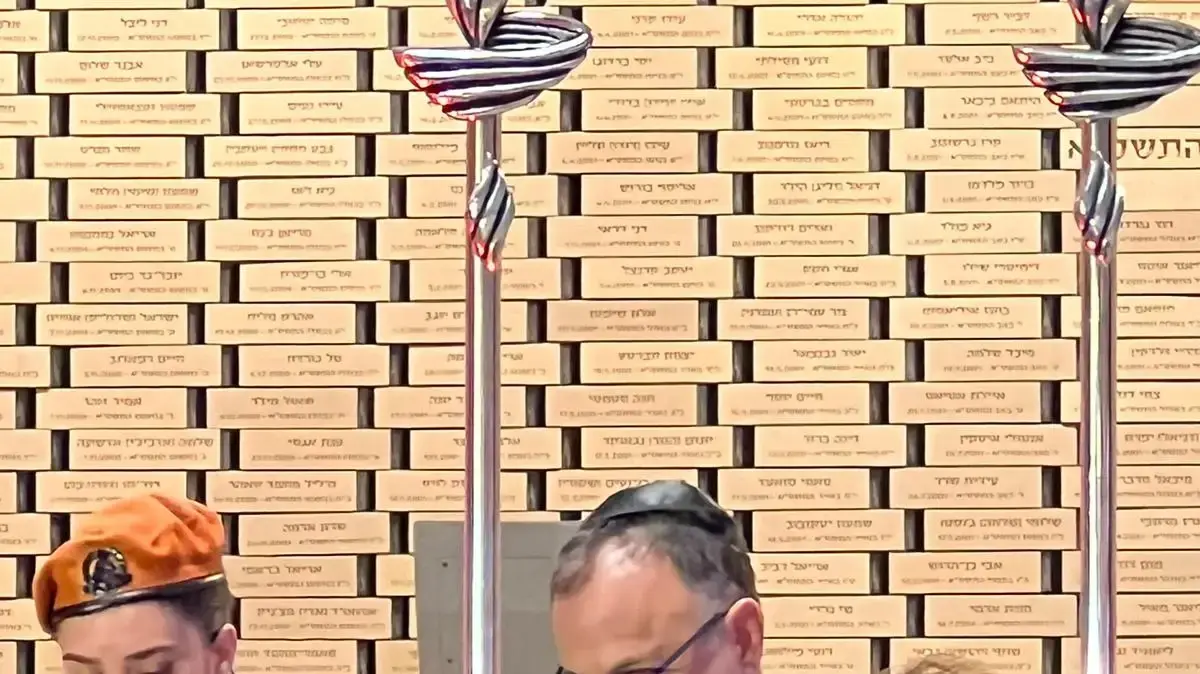 שמוליק הבן וטלי אלמנתו של זוריק, בהר הרצל. 17 במרץ 2024 שמוליק הבן וטלי אלמנתו של זוריק, בהר הרצל. 17 במרץ 2024