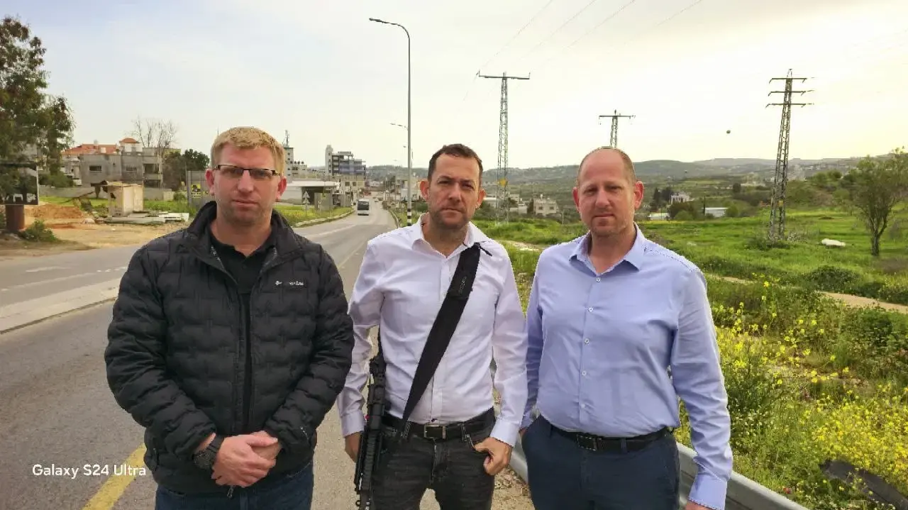 ראש מועצת שומרון יוסי דגן, ראש מועצת קרני שומרון יהונתן קוזניץ' וראש מועצת קדומים עוזאל ותיק בכפר פונדוק 