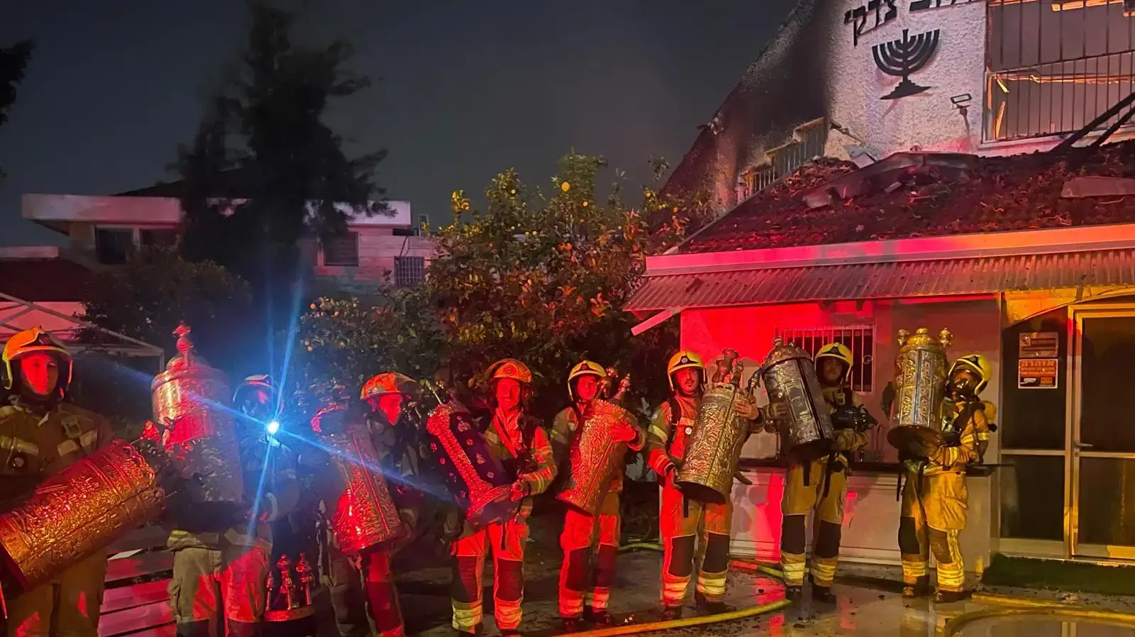 ספרי תורה שחולצו מבית כנסת בוער בכפר סבא ספרי תורה שחולצו מבית כנסת בוער בכפר סבא