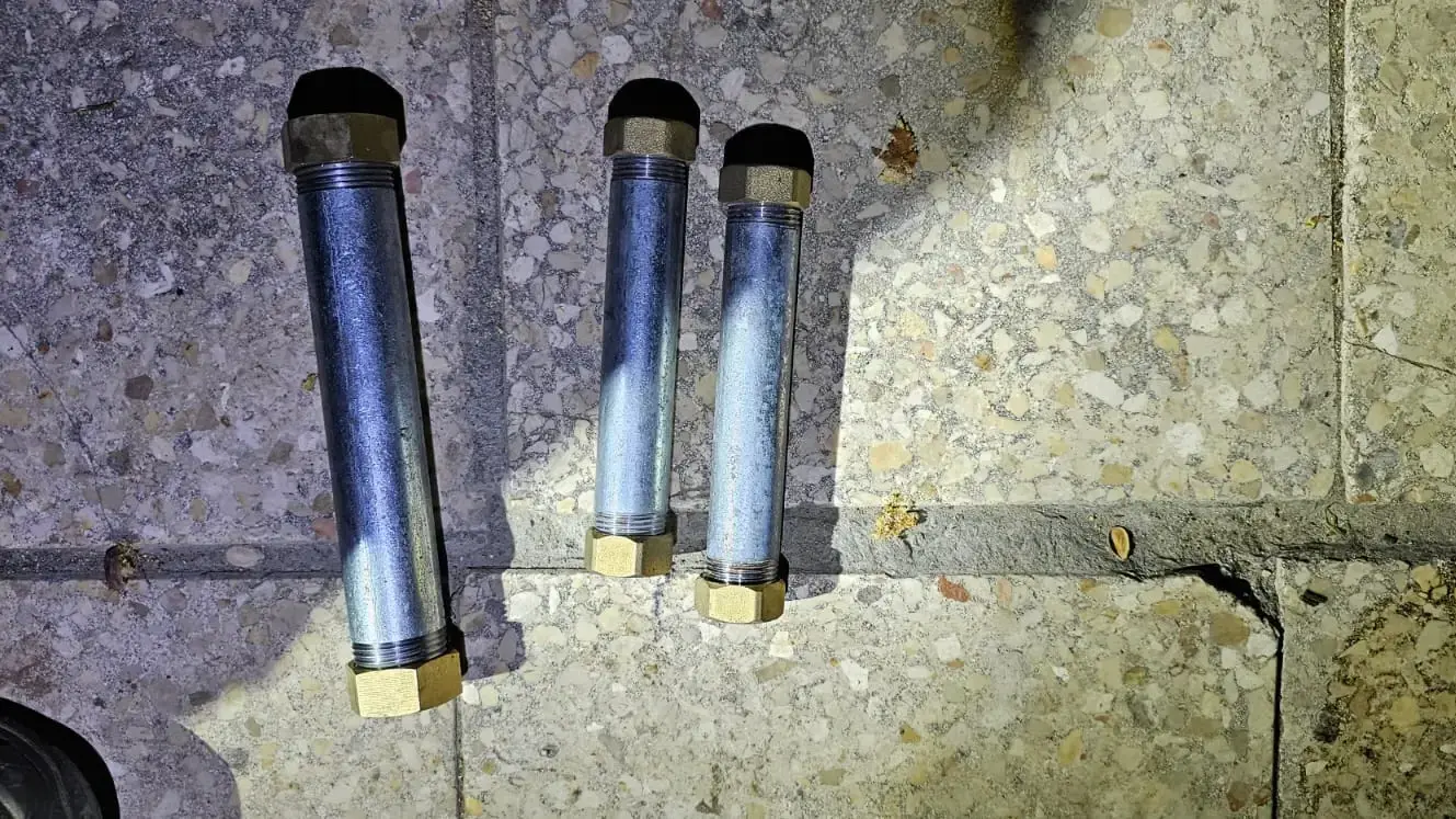 מטעני צינור שנתפסו במהלך פשיטה של המשטרה ברמלה מטעני צינור שנתפסו במהלך פשיטה של המשטרה ברמלה