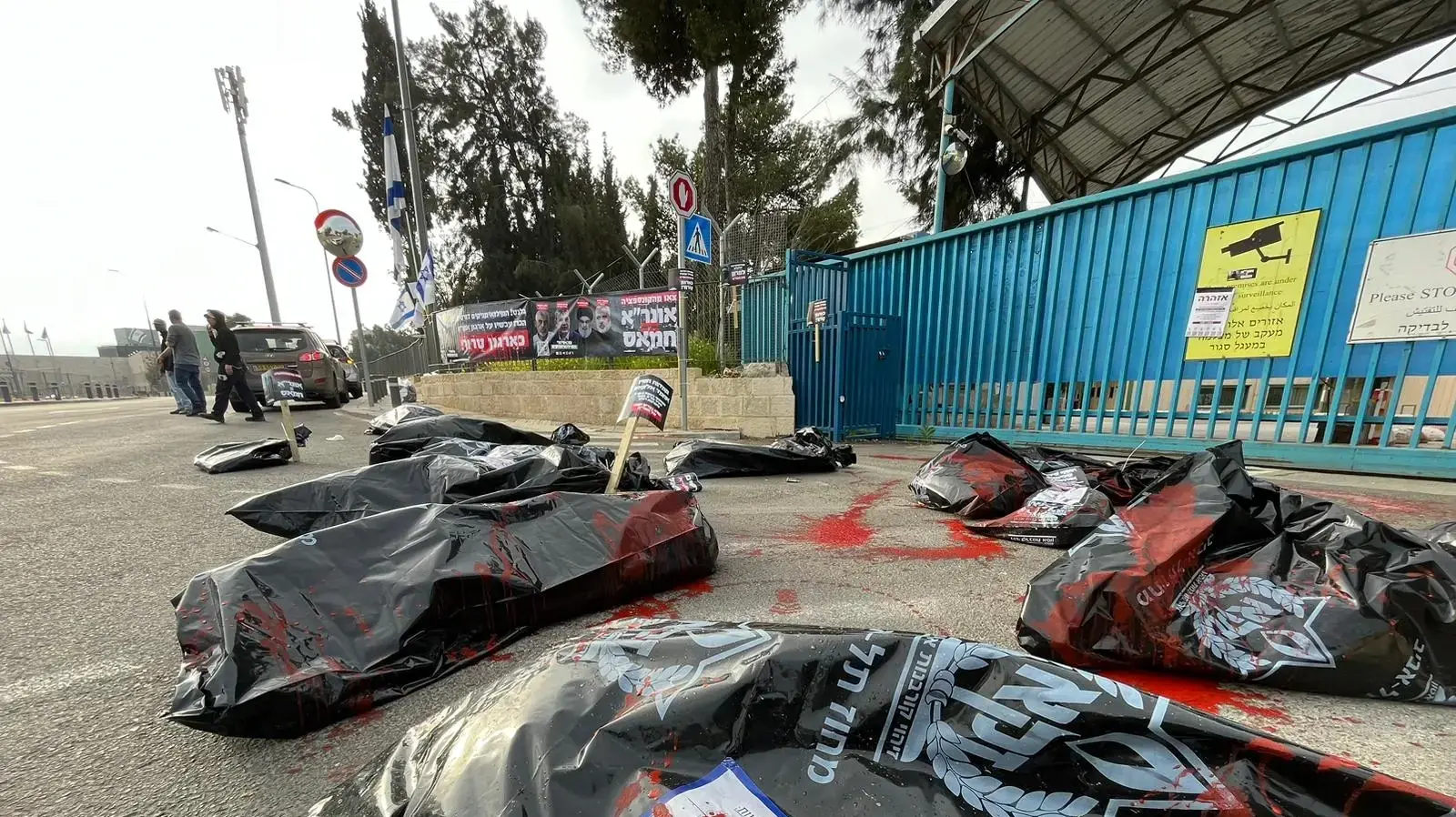 פעילי "מאהל המילואימניקים" השתלטו על מטה אונר"א בירושלים עם מיצג הגופות, 18 במרץ 2024 פעילי "מאהל המילואימניקים" השתלטו על מטה אונר"א בירושלים עם מיצג הגופות, 18 במרץ 2024