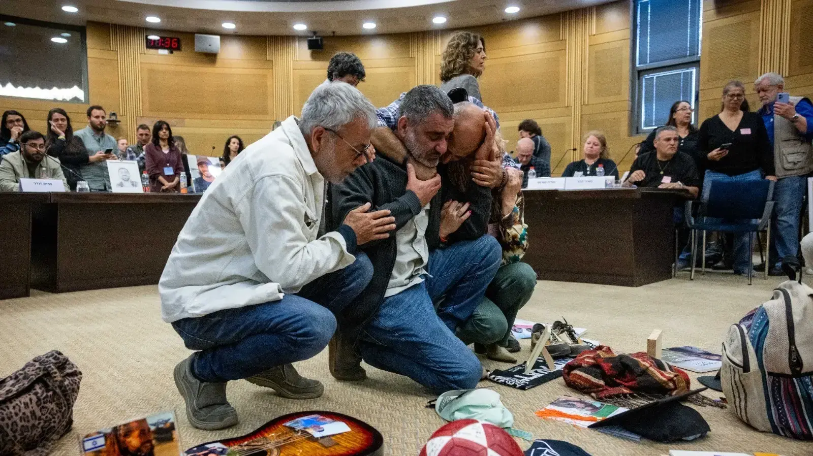 בני משפחות נרצחים בישיבת השדולה לזכר נרצחי המסיבות ברעים, 18 במרץ 2024 בני משפחות נרצחים בישיבת השדולה לזכר נרצחי המסיבות ברעים, 18 במרץ 2024