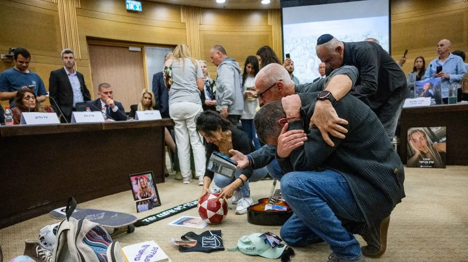 בני משפחות נרצחים בישיבת השדולה לזכר נרצחי המסיבות ברעים, 18 במרץ 2024 בני משפחות נרצחים בישיבת השדולה לזכר נרצחי המסיבות ברעים, 18 במרץ 2024