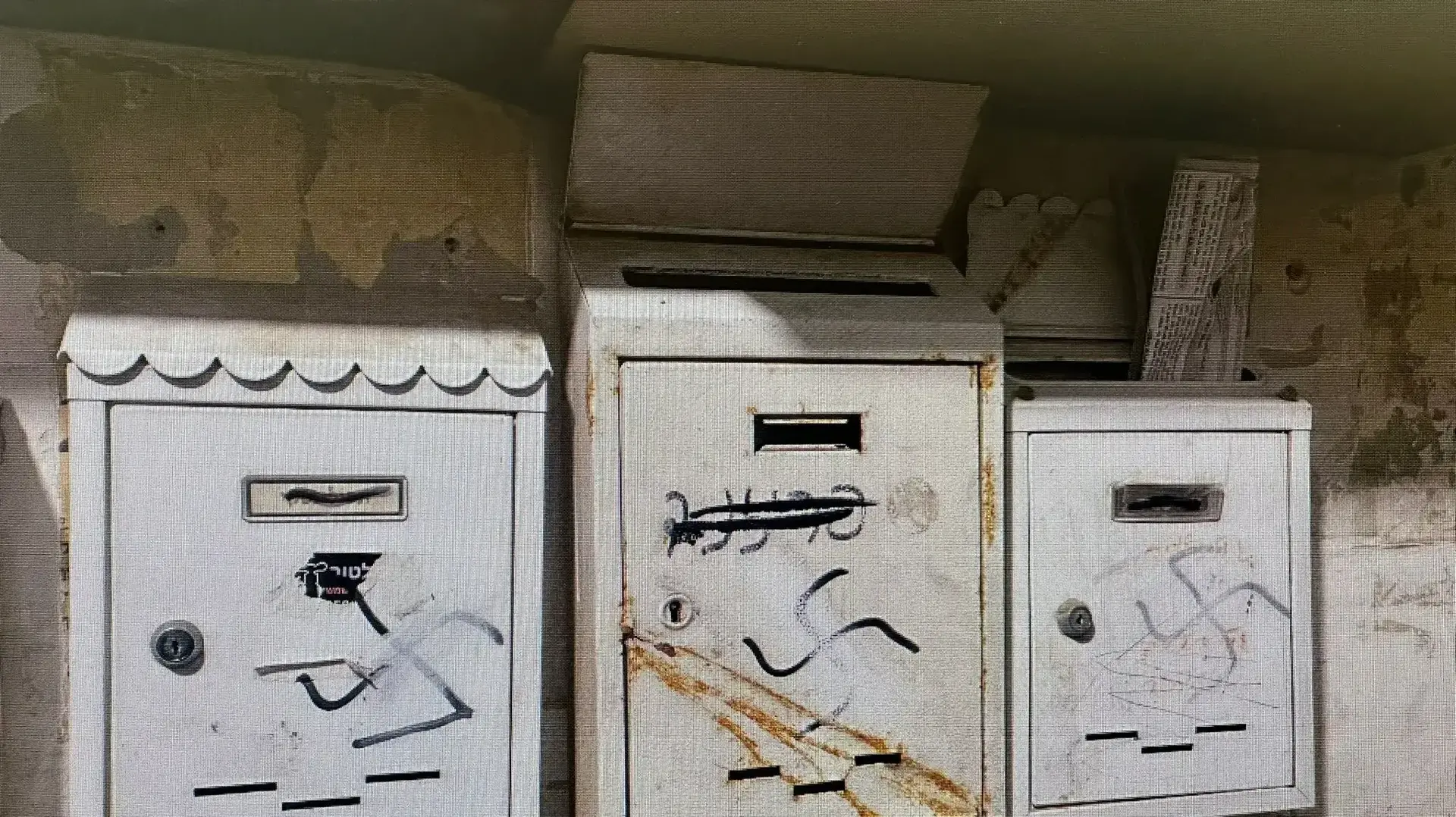 צלבי קרס צוירו על תיבות דואר בירושלים צלבי קרס צוירו על תיבות דואר בירושלים