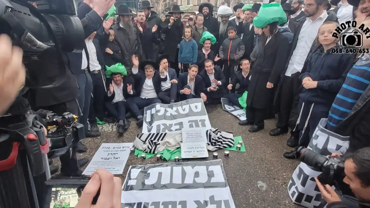 מפגינים חרדים חוסמים צומת בירושלים במחאה נגד ההצהרות לקדם גיוס חרדים לשירות בצה"ל מפגינים חרדים חוסמים צומת בירושלים במחאה נגד ההצהרות לקדם גיוס חרדים לשירות בצה"ל