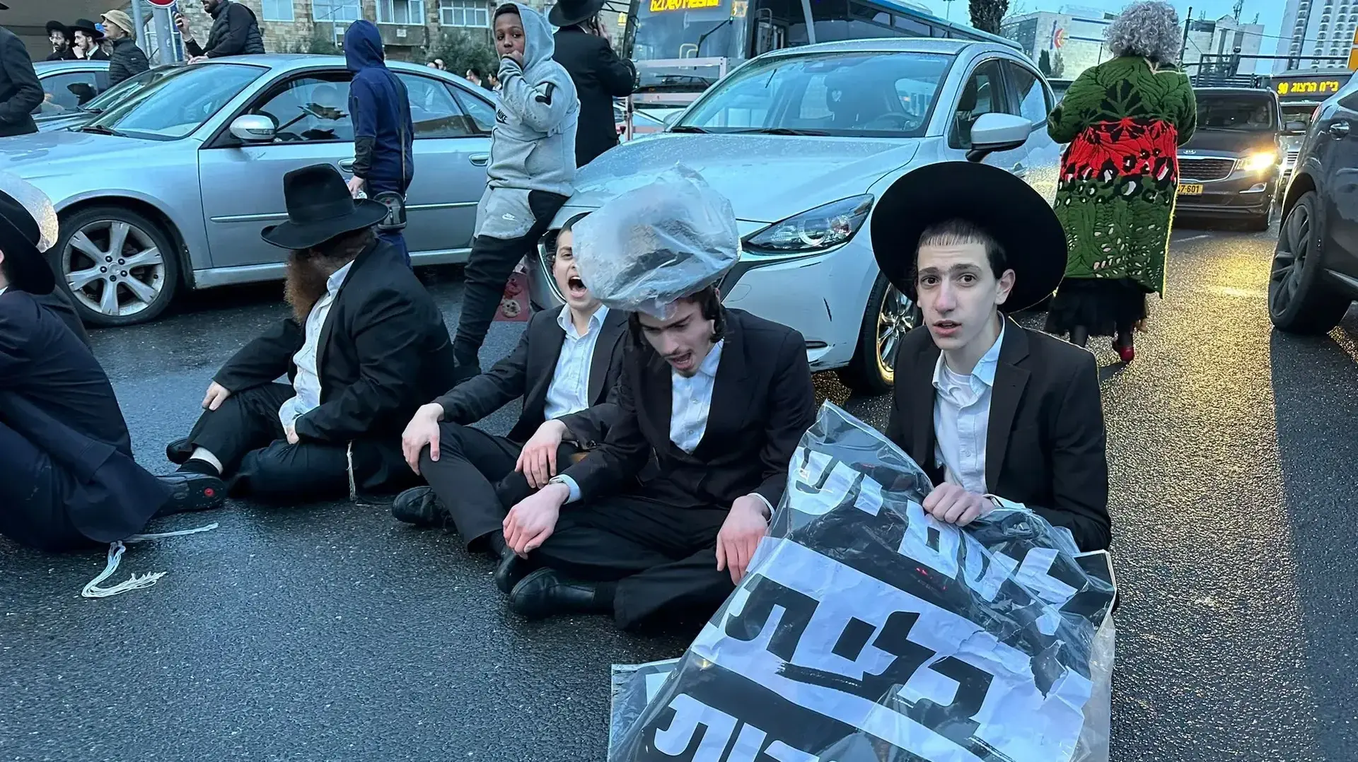 מפגינים חרדים חוסמים צומת בירושלים במחאה נגד ההצהרות לקדם גיוס חרדים לשירות בצה"ל