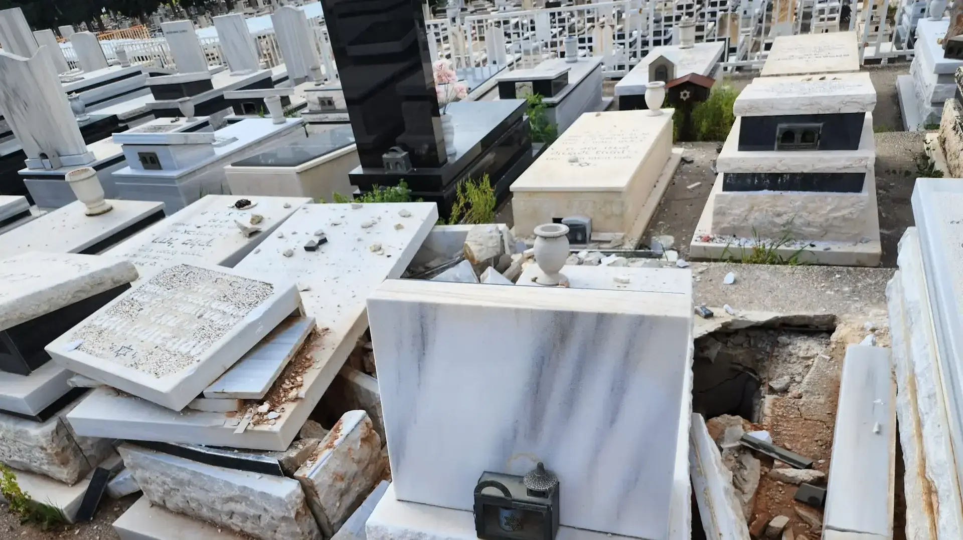 רקטה פגעה בקבר בקריית שמונה, 18 במרץ 2024 רקטה פגעה בקבר בקריית שמונה, 18 במרץ 2024