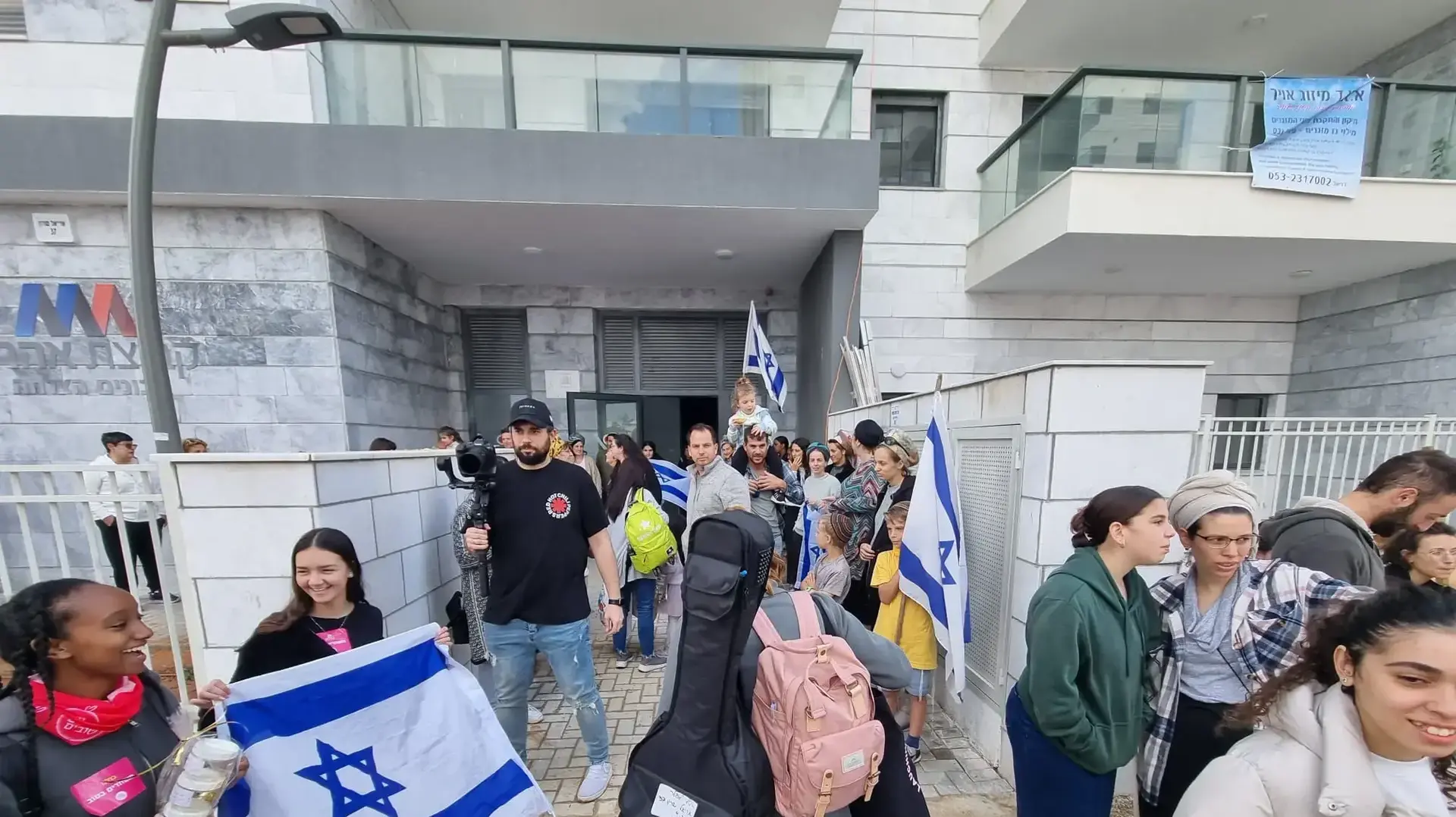 תושבי קיבוץ עין השלושה הגיעו למגורים הזמניים, נתיבות, 19 במרץ 2024 תושבי קיבוץ עין השלושה הגיעו למגורים הזמניים, נתיבות, 19 במרץ 2024