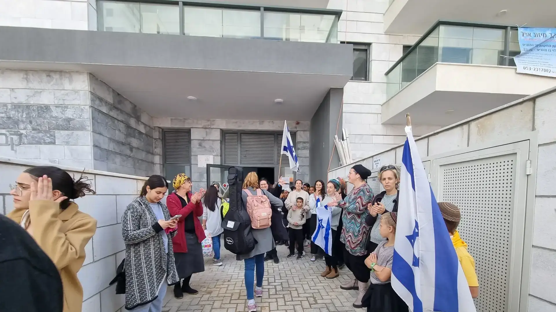 תושבי קיבוץ עין השלושה הגיעו למגורים הזמניים, נתיבות, 19 במרץ 2024 תושבי קיבוץ עין השלושה הגיעו למגורים הזמניים, נתיבות, 19 במרץ 2024