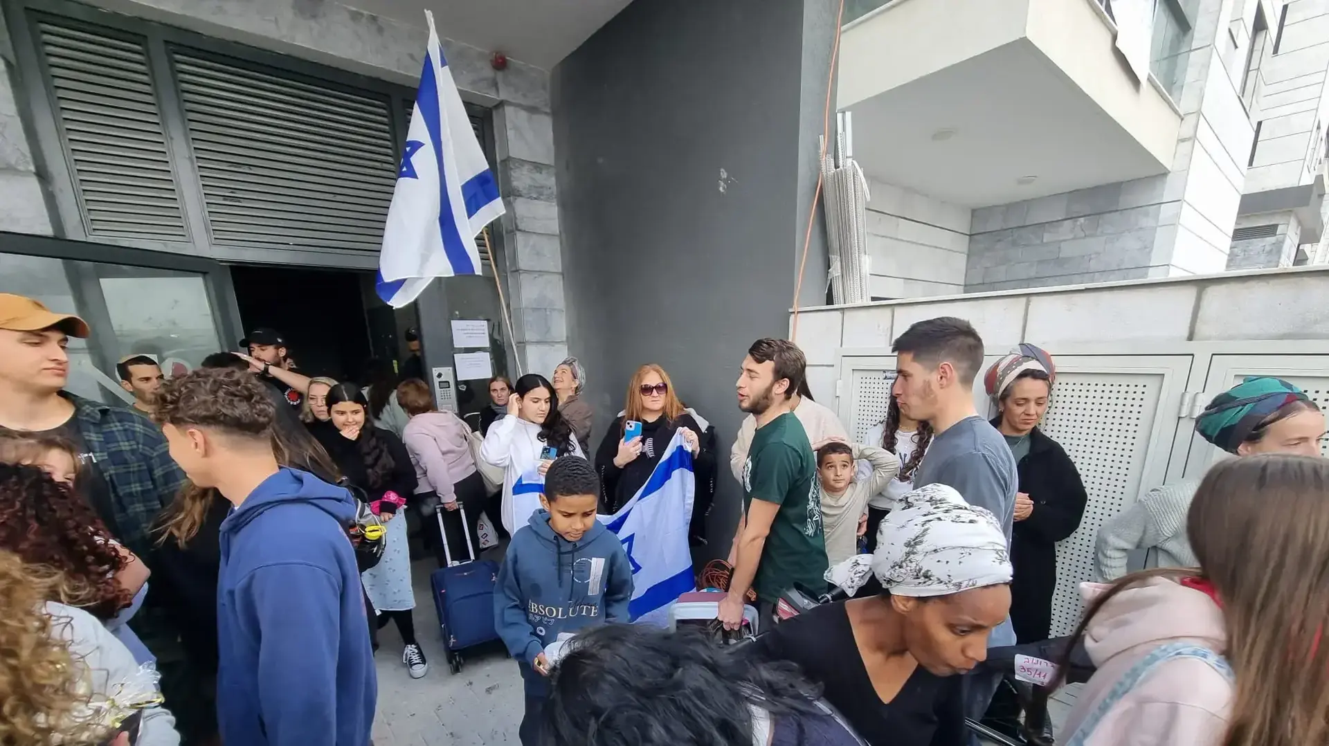 תושבי קיבוץ עין השלושה הגיעו למגורים הזמניים, נתיבות, 19 במרץ 2024