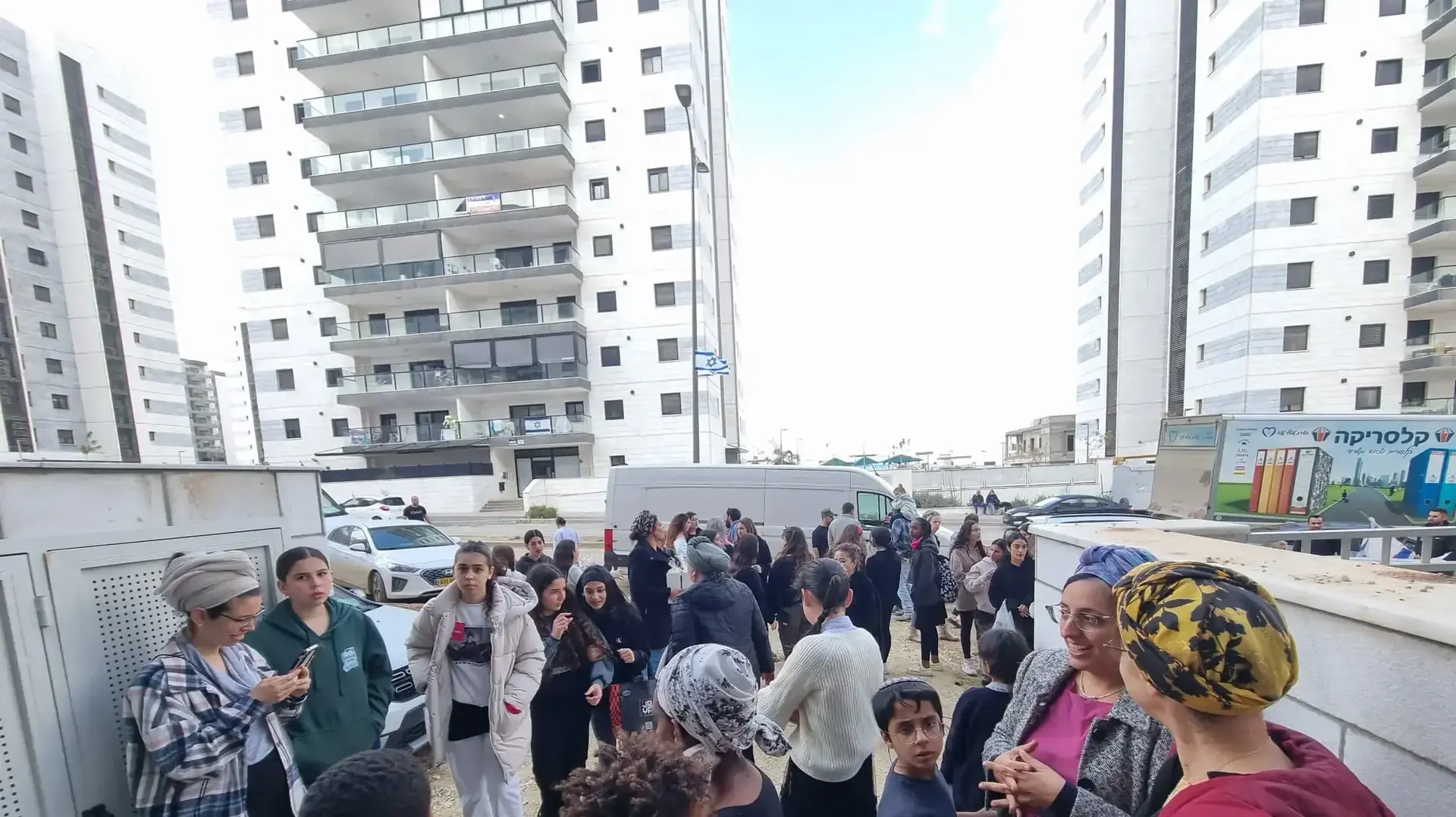 תושבי קיבוץ עין השלושה הגיעו למגורים הזמניים, נתיבות, 19 במרץ 2024