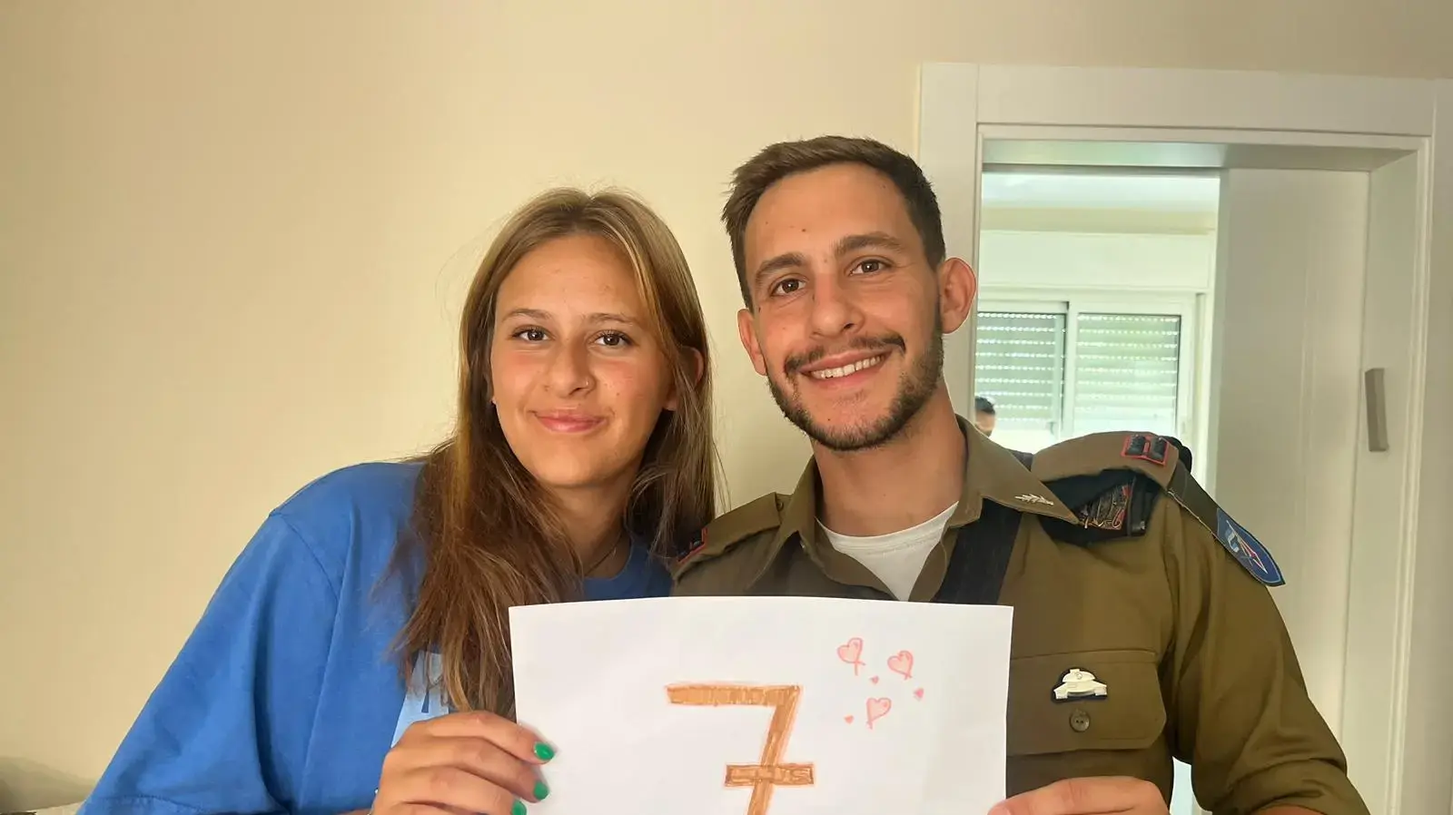 סרן דניאל פרץ עם בני משפחתו סרן דניאל פרץ עם בני משפחתו