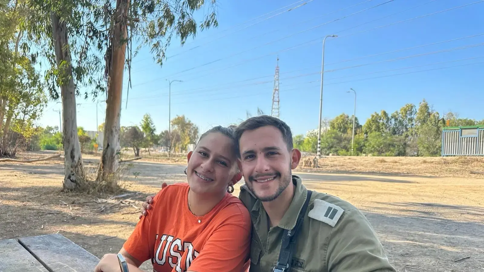 סרן דניאל פרץ עם בני משפחתו סרן דניאל פרץ עם בני משפחתו