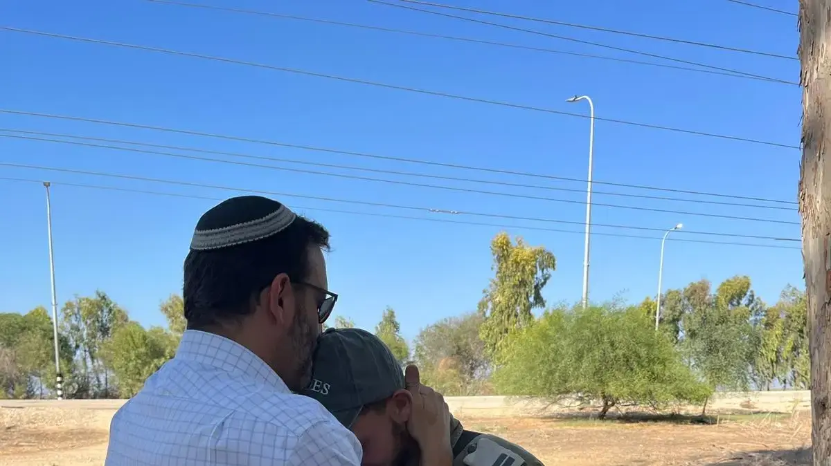 סרן דניאל פרץ עם בני משפחתו סרן דניאל פרץ עם בני משפחתו