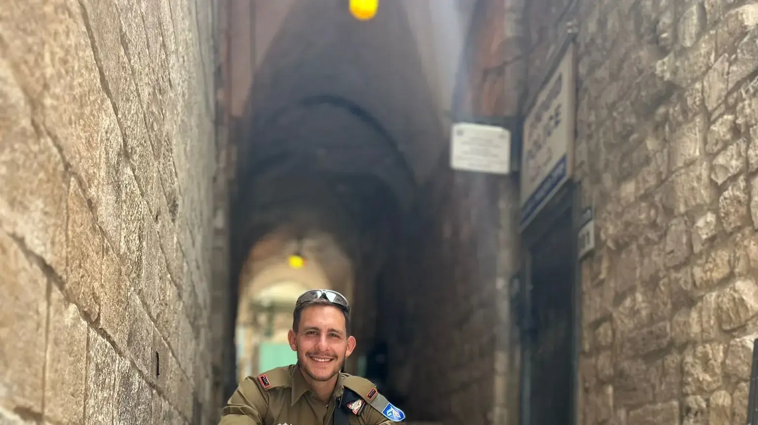 סרן דניאל פרץ עם בני משפחתו