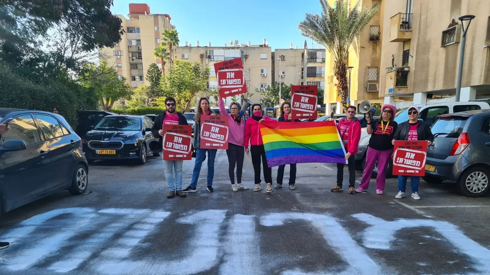 הפגנת "מפטרים את ממשלת המחדל" ליד הבית של מאי גולן, תל אביב, 20 במרץ 2024 הפגנת "מפטרים את ממשלת המחדל" ליד הבית של מאי גולן, תל אביב, 20 במרץ 2024
