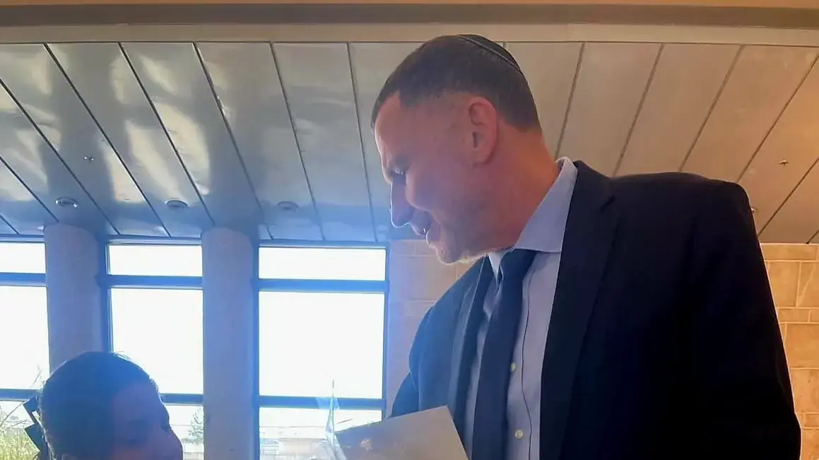 חברי כנסת מקבלים "משלוח מנות" של חצי פיתה ממשפחות החטופים חברי כנסת מקבלים "משלוח מנות" של חצי פיתה ממשפחות החטופים