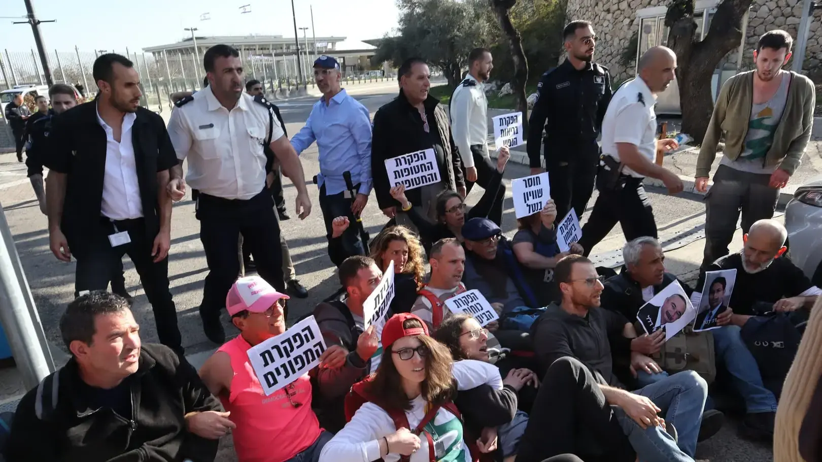 עשרות מפגינים נגד הממשלה ניסו לפרוץ לכנסת, הכניסות למשכן נחסמו, 20 במרץ 2024 עשרות מפגינים נגד הממשלה ניסו לפרוץ לכנסת, הכניסות למשכן נחסמו, 20 במרץ 2024