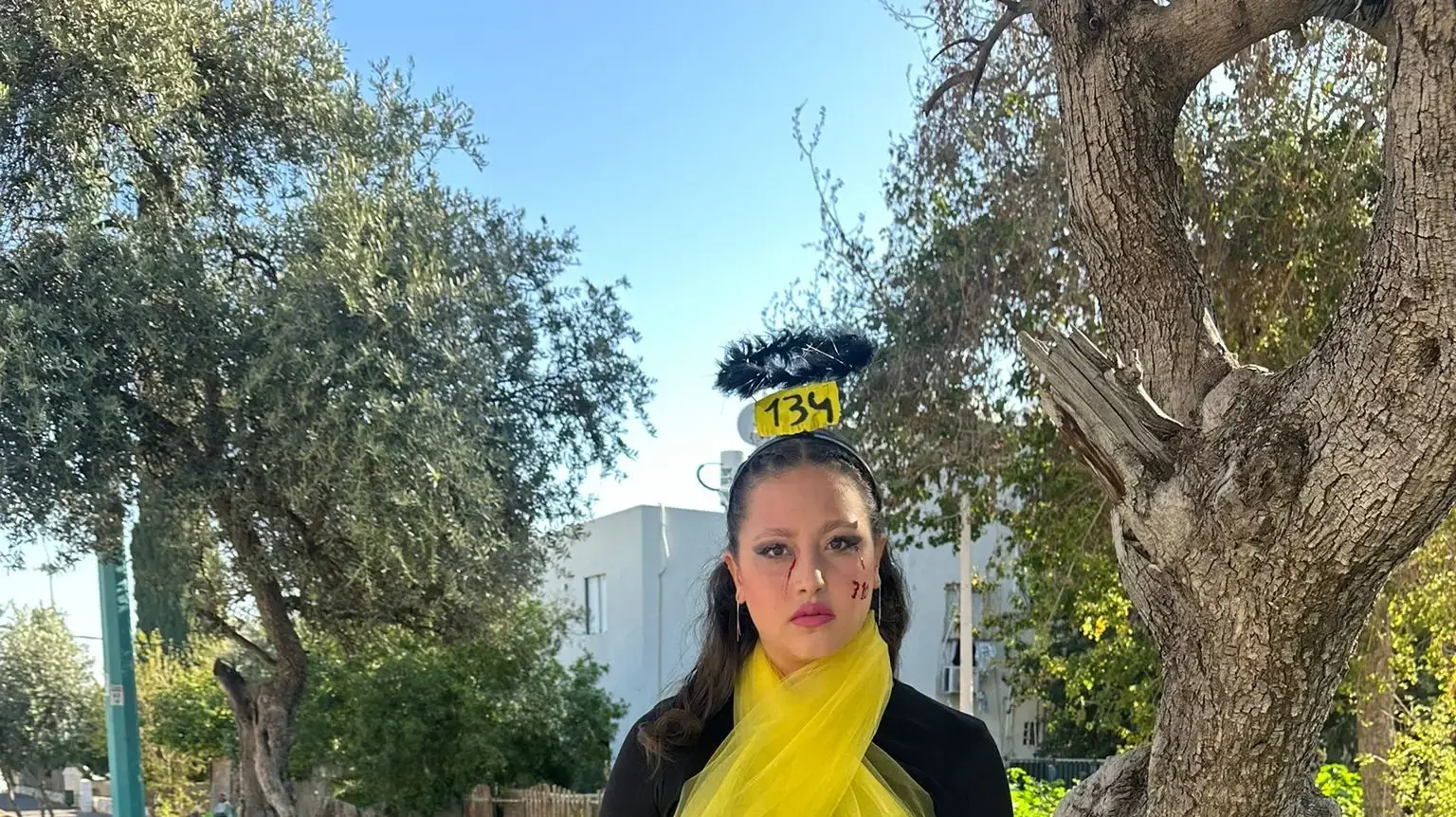 עטרת בן משה מתיכון עתיד לוד, בתחפושת להעלאת מודעות עבור החטופים בעזה, 20 במרץ 2024 עטרת בן משה מתיכון עתיד לוד, בתחפושת להעלאת מודעות עבור החטופים בעזה, 20 במרץ 2024