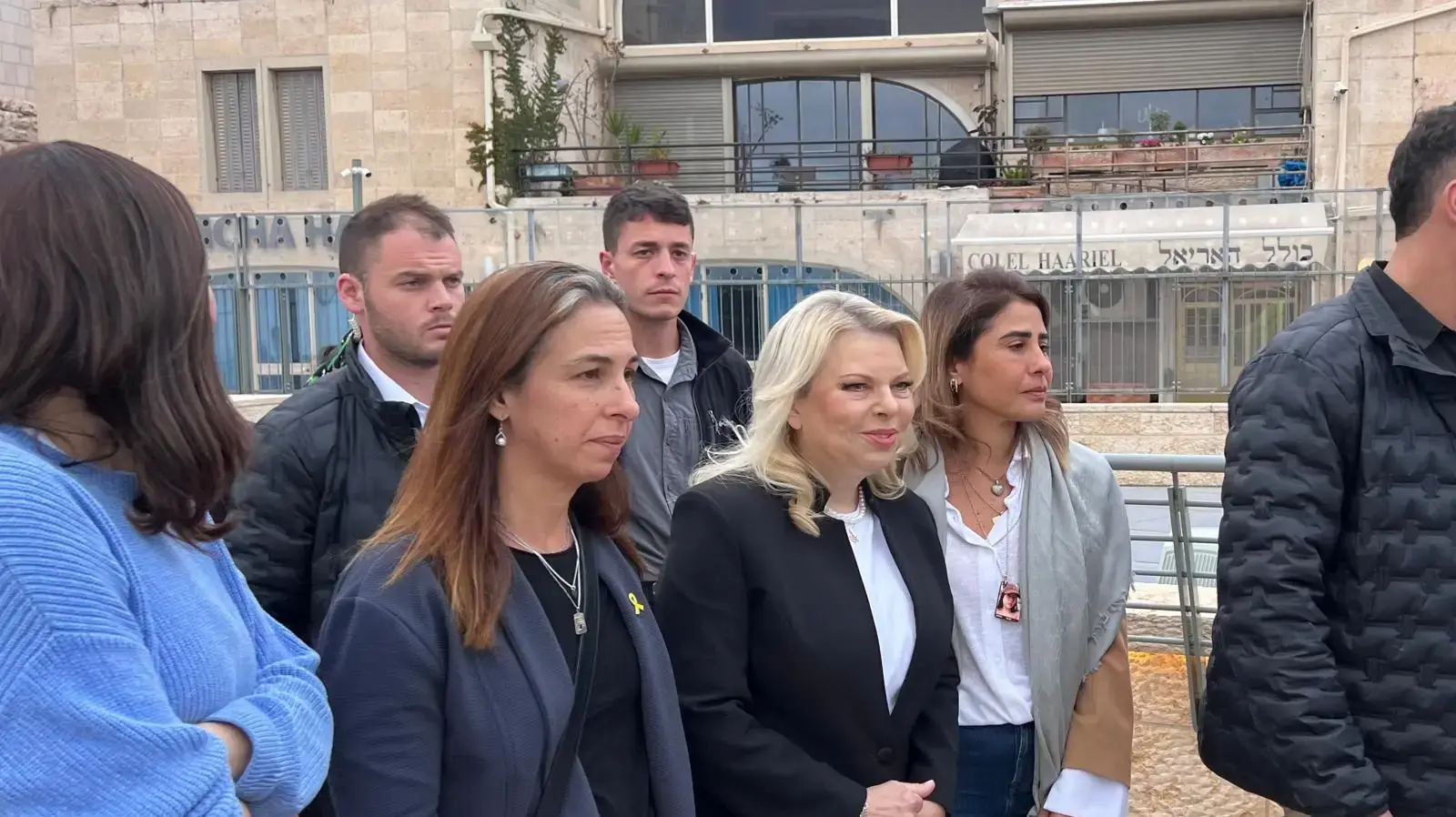 שרה נתניהו עם בני משפחות החטופים, הכותל שרה נתניהו עם בני משפחות החטופים, הכותל
