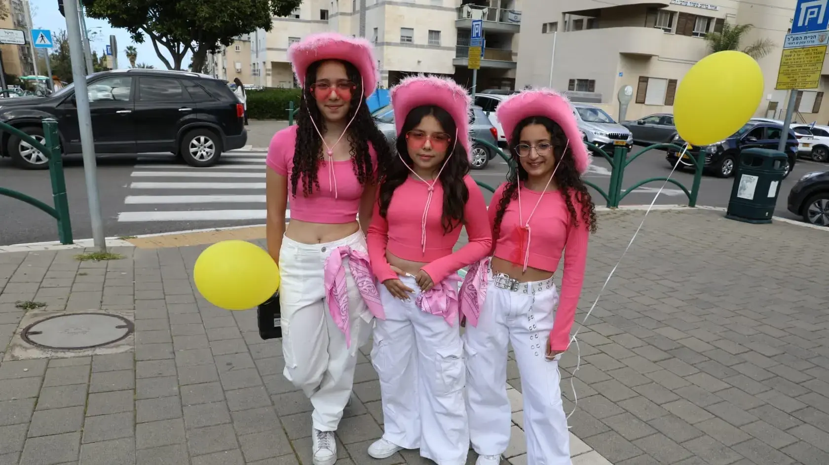 ילדות מחופשות, חדרה ילדות מחופשות, חדרה