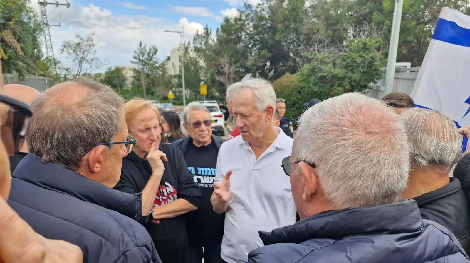 בכירי מערכת הביטחון לשעבר הפגינו מול ביתו של השר בני גנץ בדרישה לאמץ את חוק הגיוס, 22 במרץ 2024 בכירי מערכת הביטחון לשעבר הפגינו מול ביתו של השר בני גנץ בדרישה לאמץ את חוק הגיוס, 22 במרץ 2024
