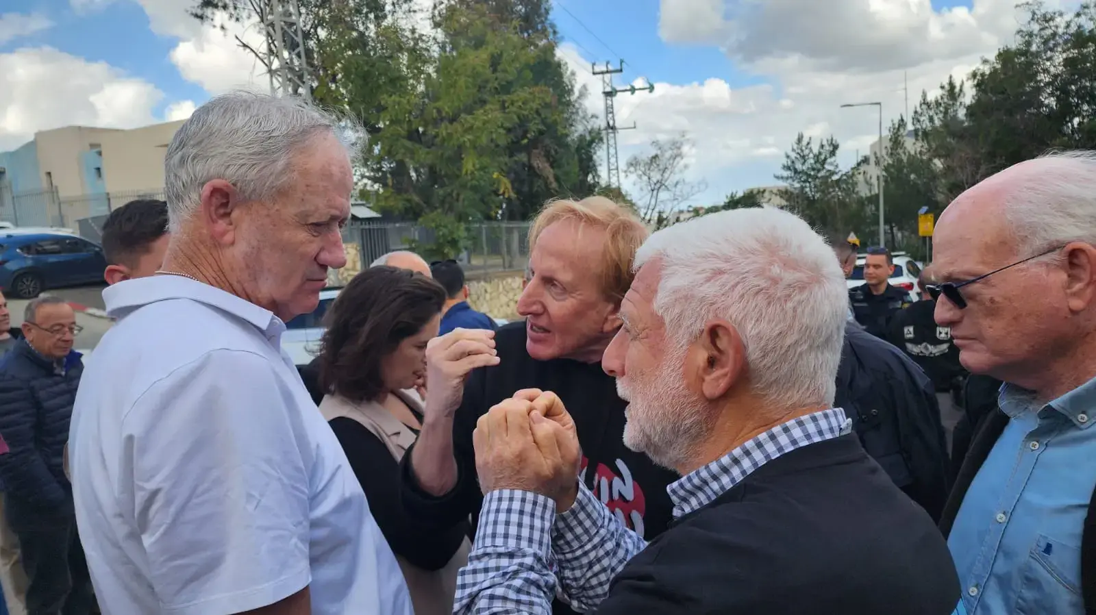 בכירי מערכת הביטחון לשעבר הפגינו מול ביתו של השר בני גנץ בדרישה לאמץ את חוק הגיוס, 22 במרץ 2024 בכירי מערכת הביטחון לשעבר הפגינו מול ביתו של השר בני גנץ בדרישה לאמץ את חוק הגיוס, 22 במרץ 2024