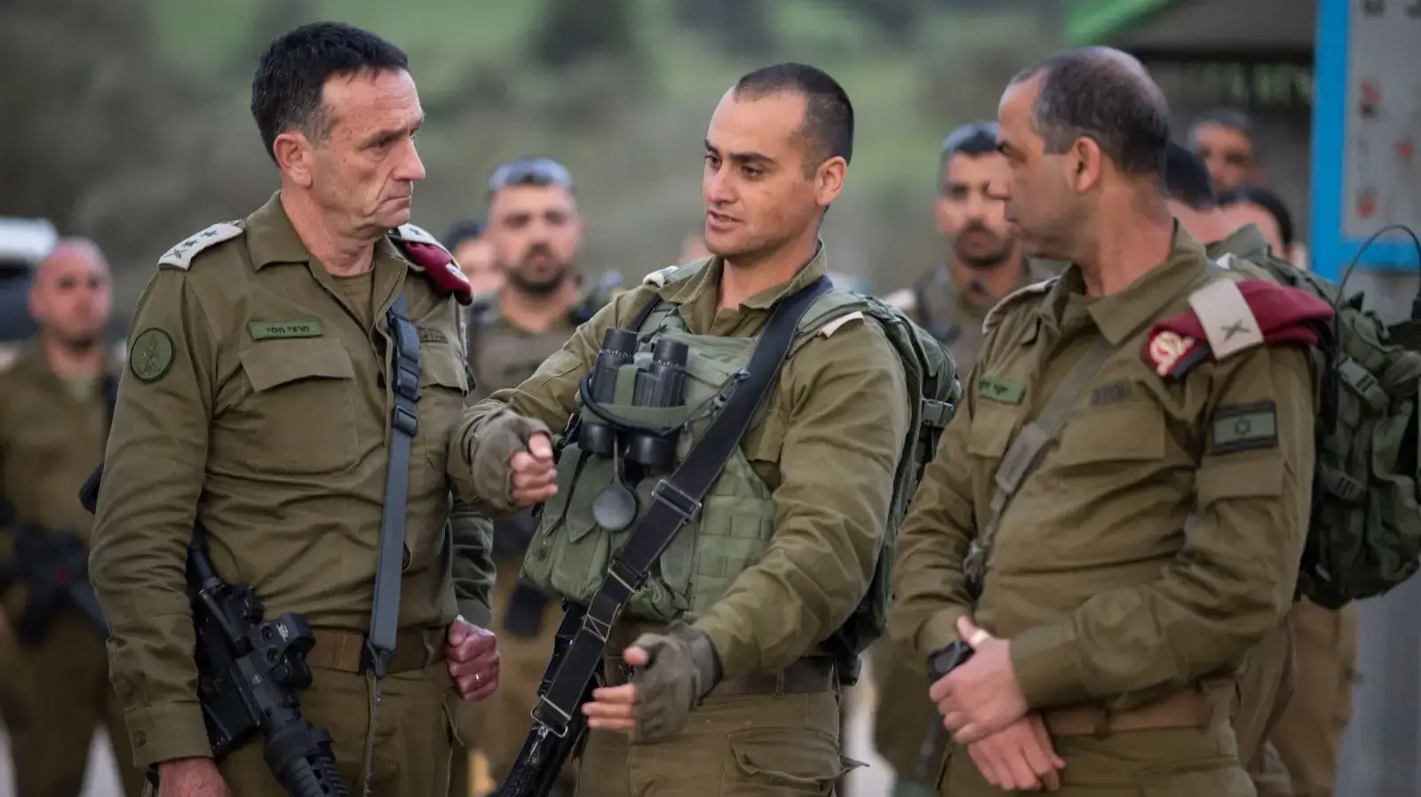 הרמטכ״ל הרצי הלוי בזירת הפיגוע בצומת הפרסה בחטיבת אפרים יחד עם מפקד אוגדת יהודה ושומרון, תת-אלוף יקי דולף, מפקד חטיבת אפרים, אלוף-משנה נתנאל שמכה, 22 במרץ 2024