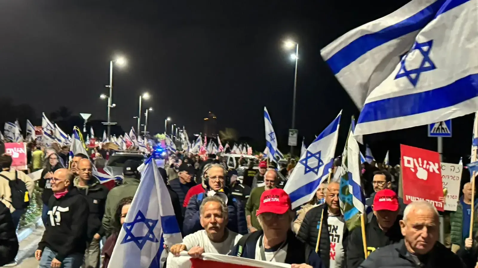 הפגנה מול בית ראש הממשלה, קיסריה, 23 במרץ 2024 הפגנה מול בית ראש הממשלה, קיסריה, 23 במרץ 2024