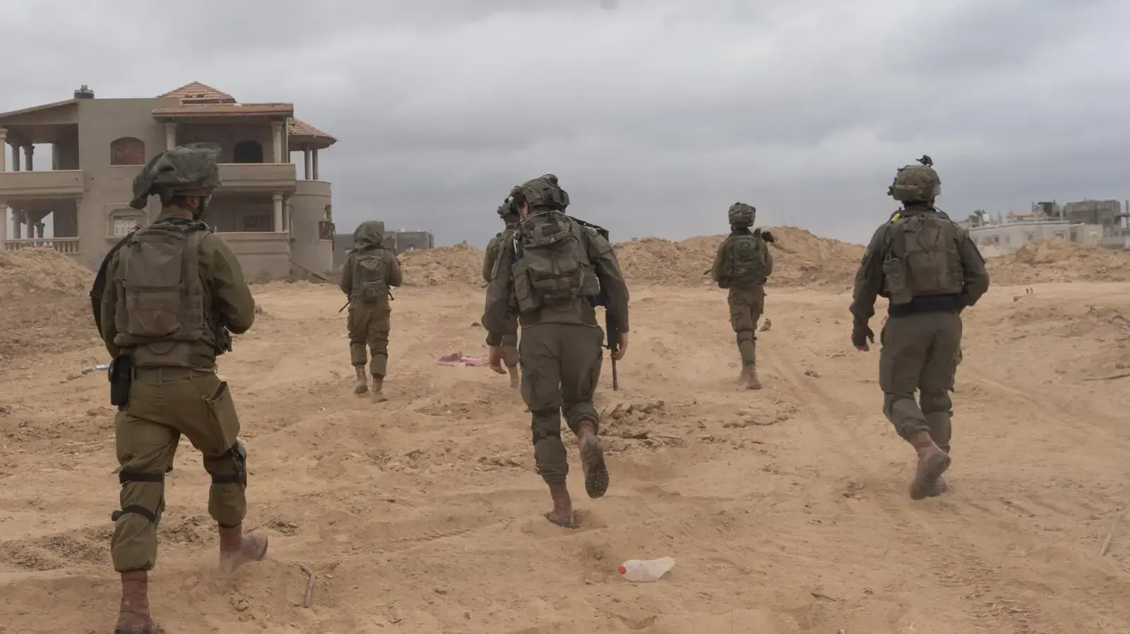 לוחמי צוות הקרב של חטיבה 7 ולוחמי ההכשרות של חטיבת כפיר בפעילות בחאן יונס במרחב ׳אל קרארה׳