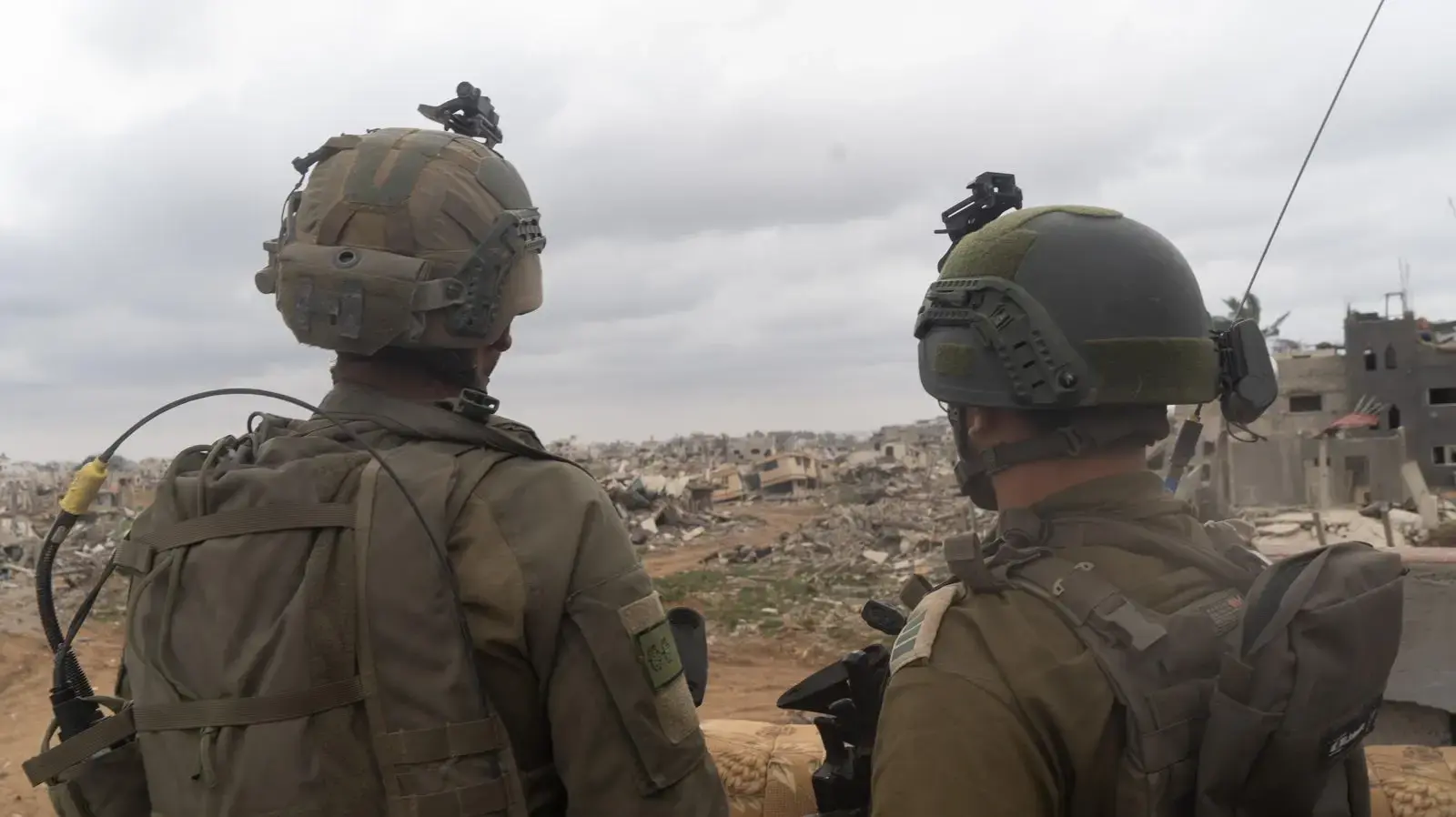 לוחמי צוות הקרב של חטיבה 7 ולוחמי ההכשרות של חטיבת כפיר בפעילות בחאן יונס במרחב ׳אל קרארה׳ לוחמי צוות הקרב של חטיבה 7 ולוחמי ההכשרות של חטיבת כפיר בפעילות בחאן יונס במרחב ׳אל קרארה׳